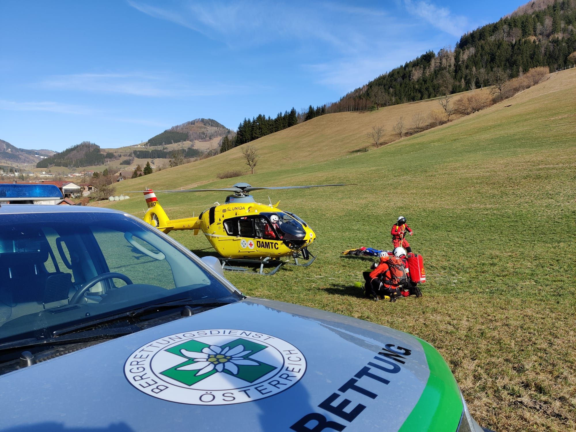Die Bergretter bargen den Mann und brachten ihn zum Rettungshubschrauber.