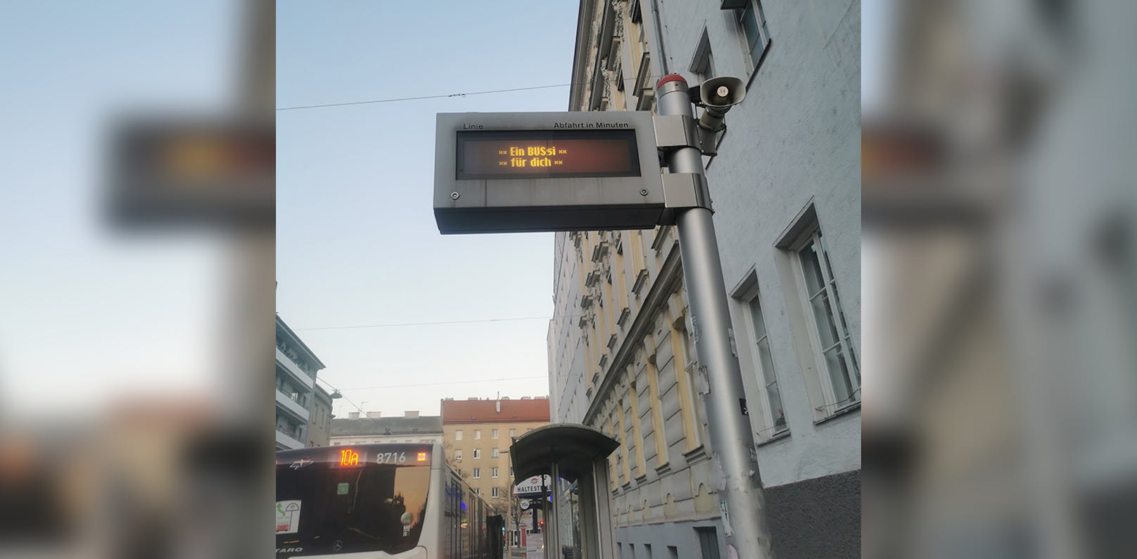 Auch bei der Busstation wurden Fahrgäste mit einer netten Botschaft begrüßt.