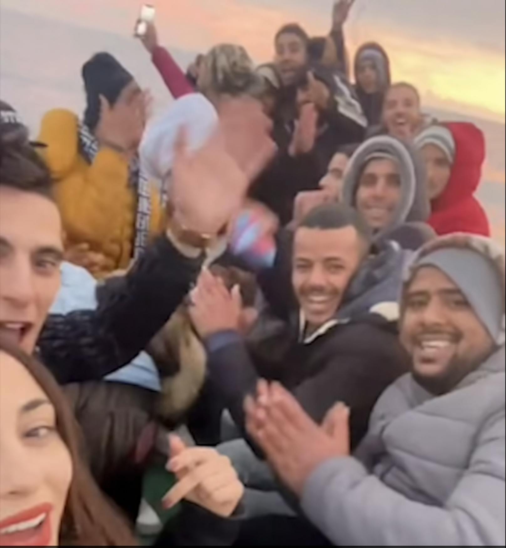 Tunesische Influencer tarnen sich als Migranten um auf Flüchtlings-Boot mitzufahren.