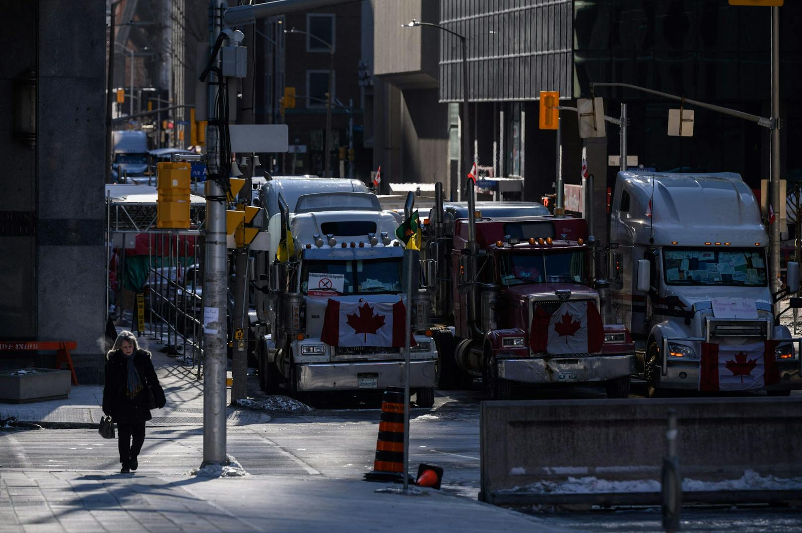 Seit Wochen hatten tausende Demonstranten aus Wut über die Corona-Beschränkungen und Impf-Vorschriften die Hauptstadt Ottawa lahmgelegt und Grenzübergänge blockiert. Jetzt will der Premier hart gegen die Demonstrierenden vorgehen.