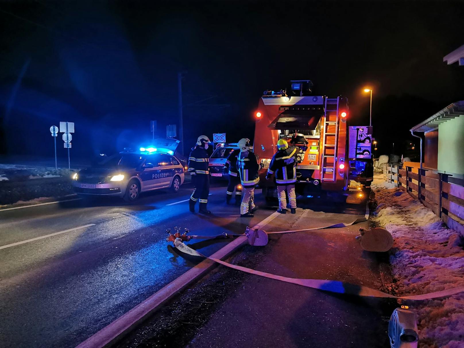Ein 18-jähriger VW-Fahrer verlor die Kontrolle und überschlug sich. Er landete mit seinem Wagen auf einem Bahnübergang.