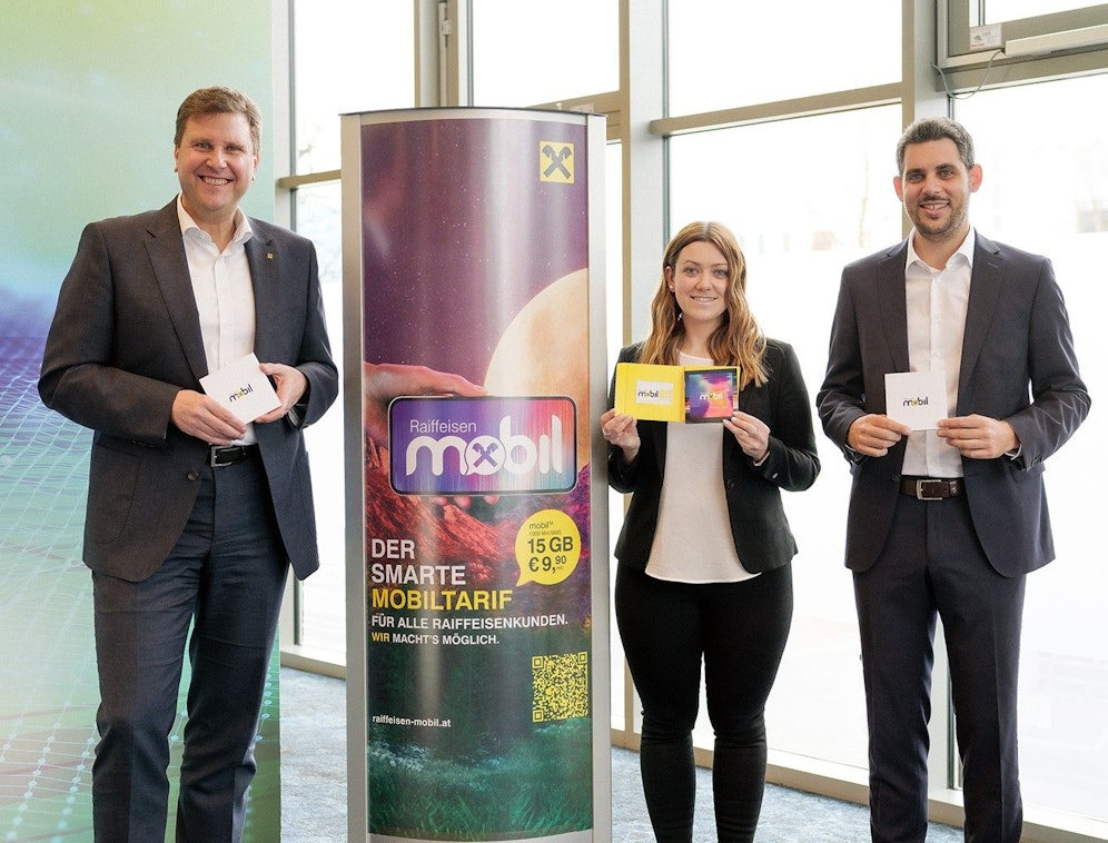 Startschuss für Raiffeisen Mobil: Thomas Wass (stellvertretender Vorstandsvorsitzender der RLB Tirol AG), Tanja Knoll (Geschäftsführerin Raiffeisen Club Tirol) und Daniel Kaldinazzi (Geschäftsführer Raiffeisen Club Tirol).&nbsp;