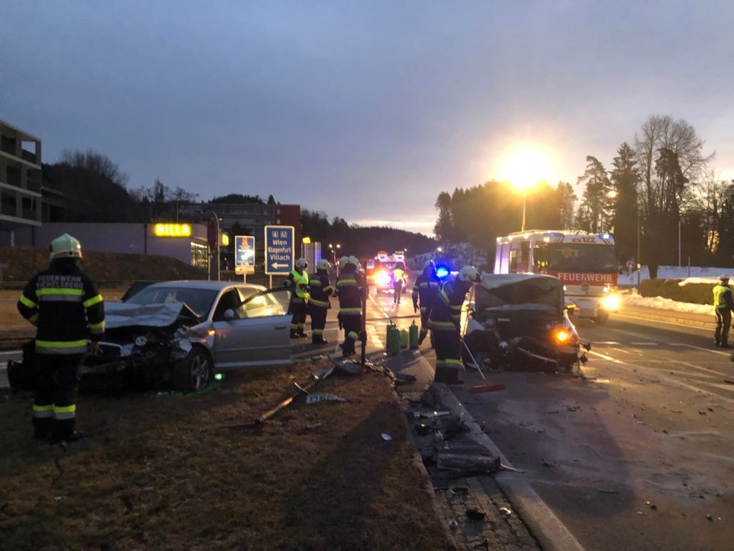 Bei der Autobahnauffahrt Pörtschach West donnerte ein Mann beim Abbiegen in das Fahrzeug einer entgegenkommenden 22-jährigen Fahrerin. Beide wurden verletzt ins Krankenhaus gebracht.