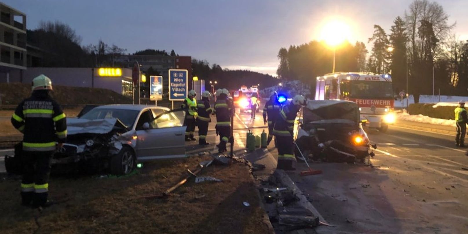 Bei der Autobahnauffahrt Pörtschach West donnerte ein Mann beim Abbiegen in das Fahrzeug einer entgegenkommenden 22-jährigen Fahrerin. Beide wurden verletzt ins Krankenhaus gebracht.