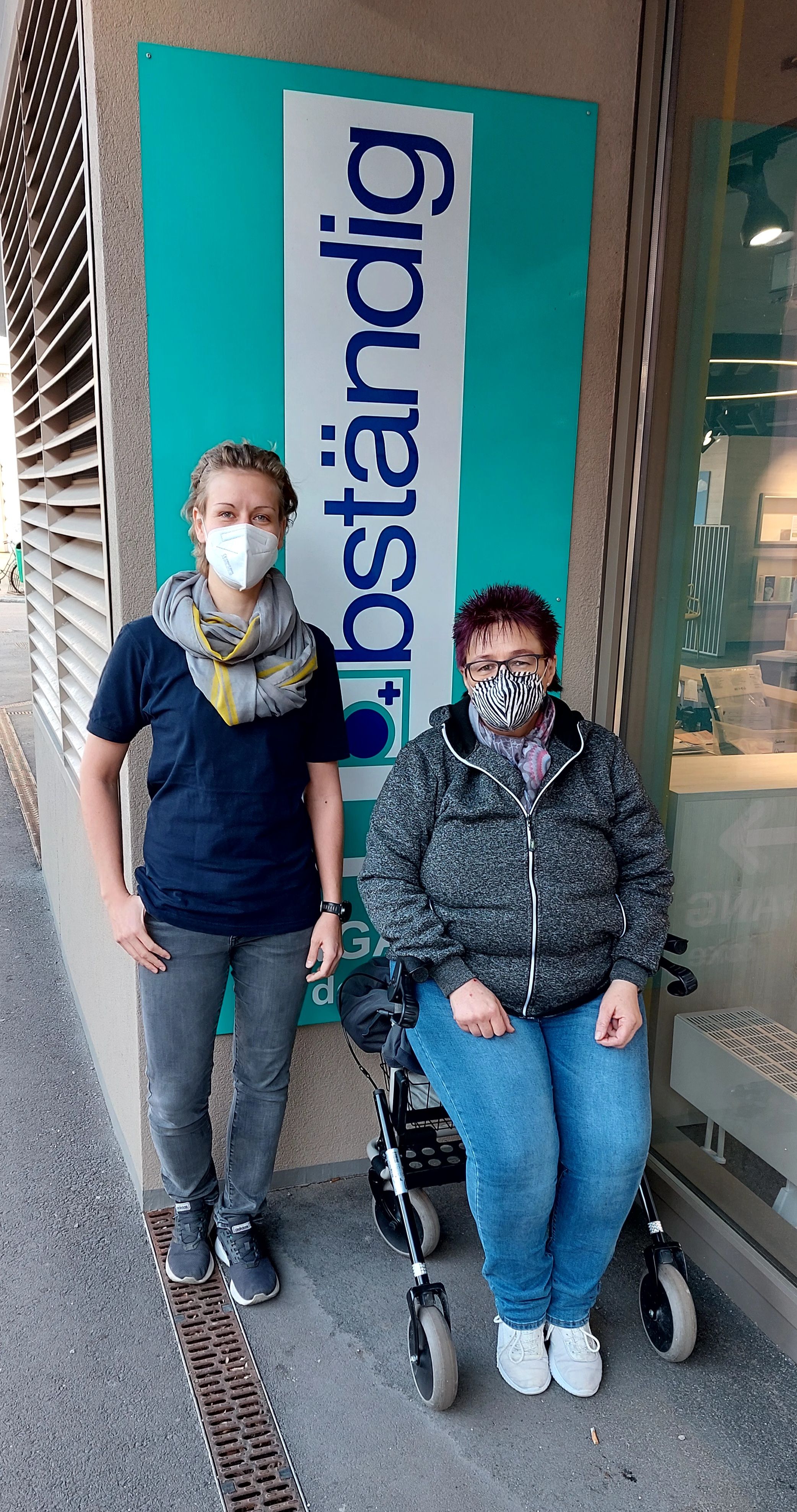 Christa K. (r.) mit bständig-Filialleiterin Sabrina König