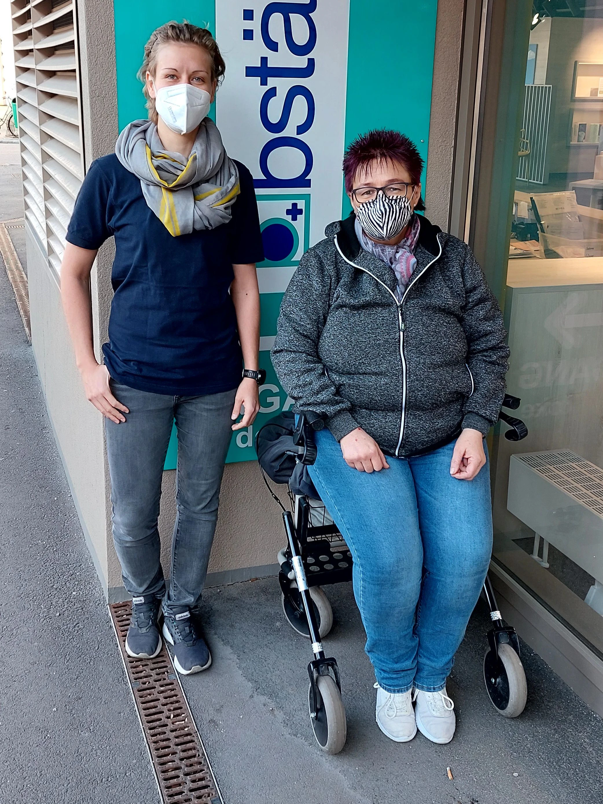 Christa K. (r.) mit bständig-Filialleiterin Sabrina König