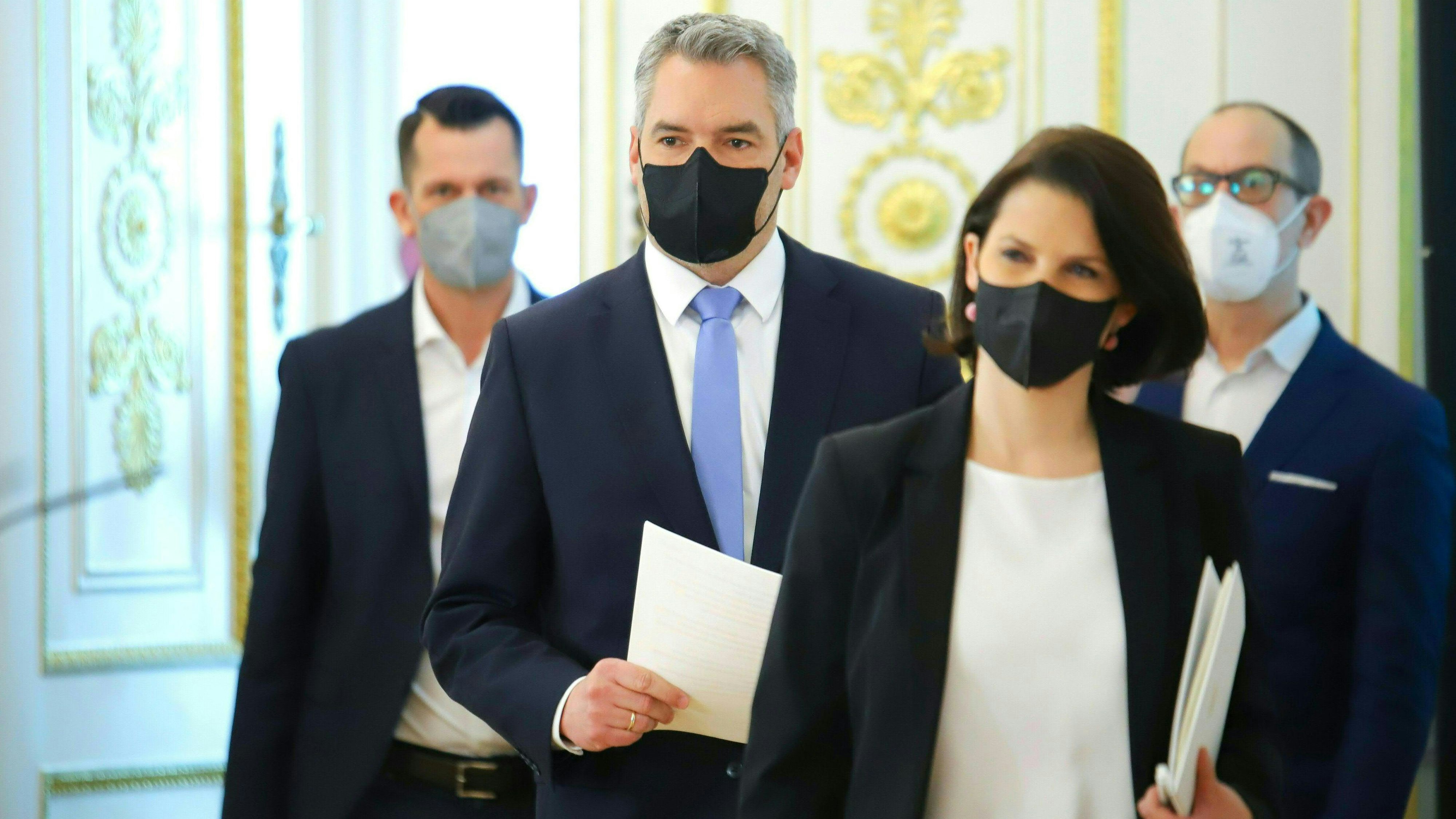 Bundeskanzler Karl Nehammer (ÖVP), Gesundheitsminister Wolfgang Mückstein (Grünel/L.) und Verfassungsministerin Karoline Edtstadler (ÖVP).