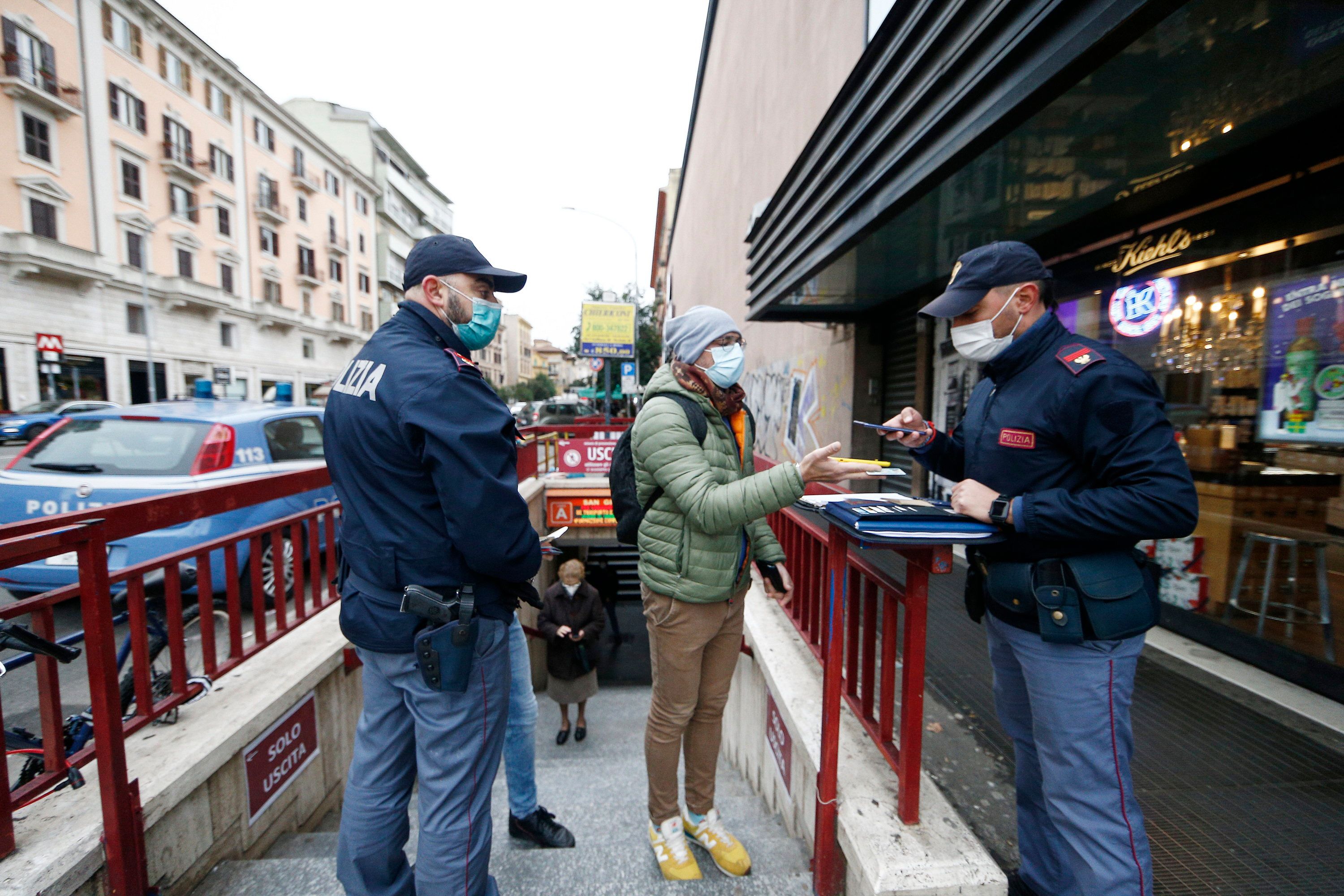 Auch für den Öffi-Verkehr gibt es strenge Regeln: Carabinieri kontrollieren den grünen Pass vor einer Haltestellle. 