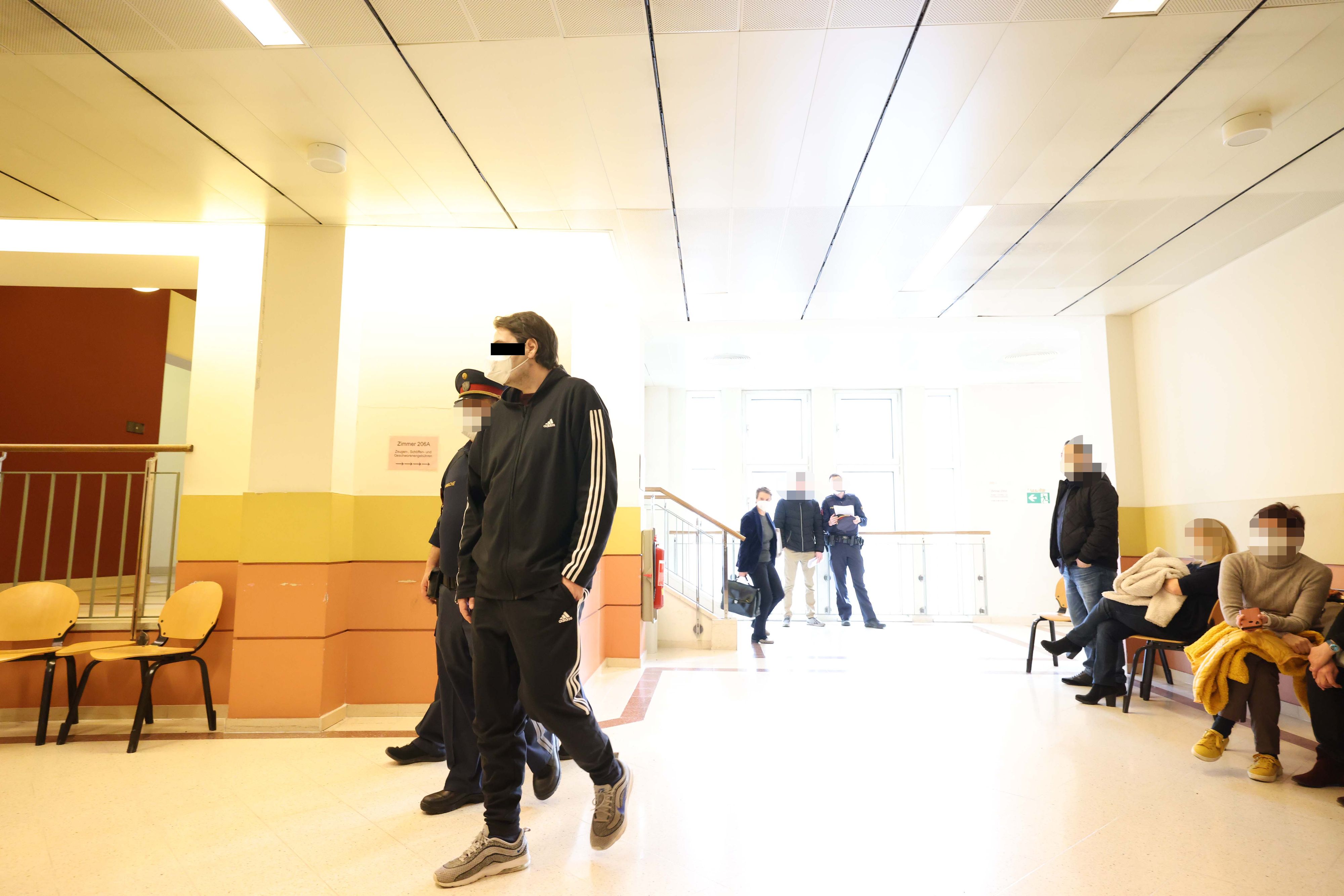 Der mutmaßliche Bombenbastler erschien im Trainingsanzug vor Gericht.