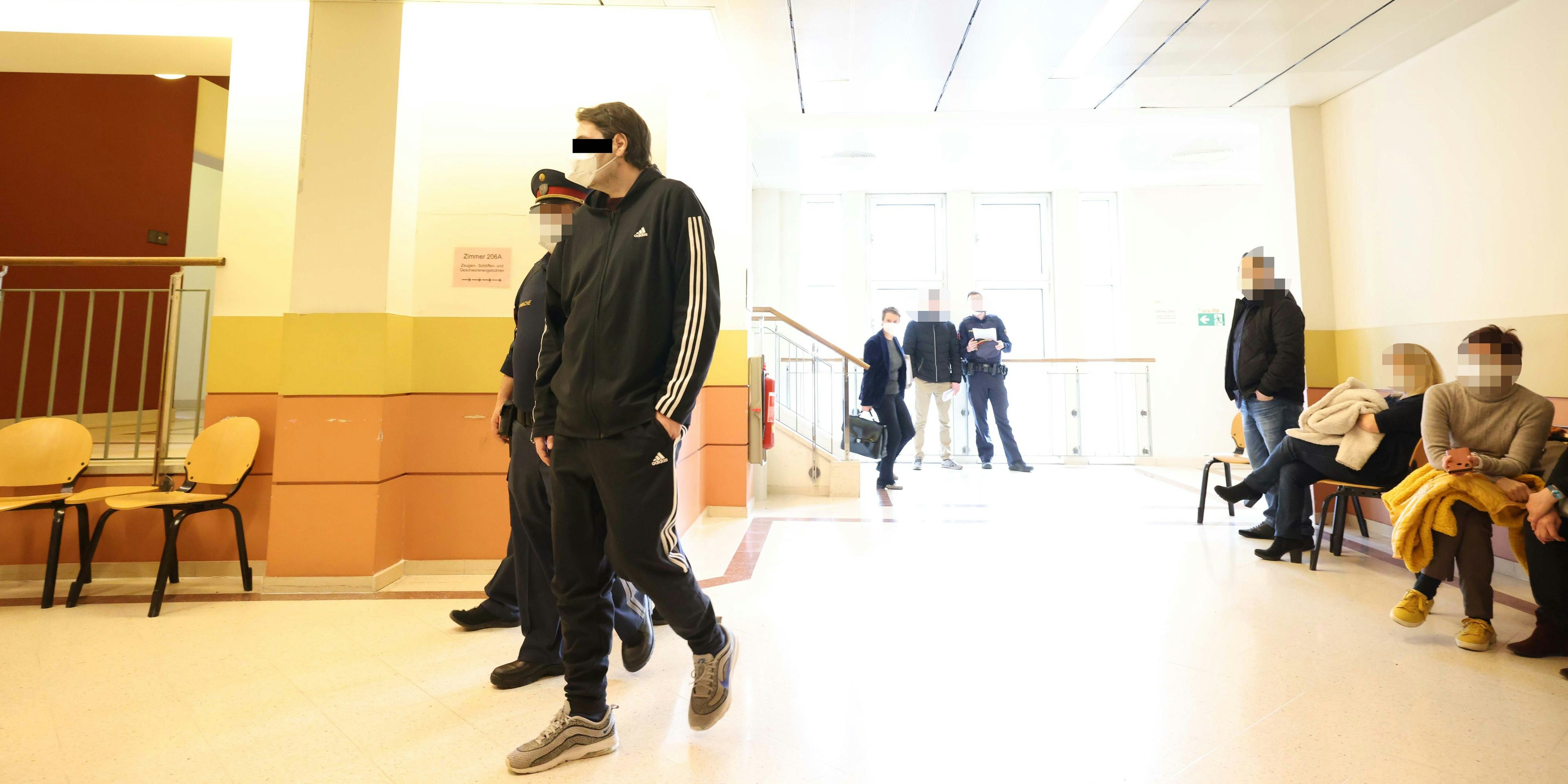 Der mutmaßliche Bombenbastler erschien im Trainingsanzug vor Gericht.