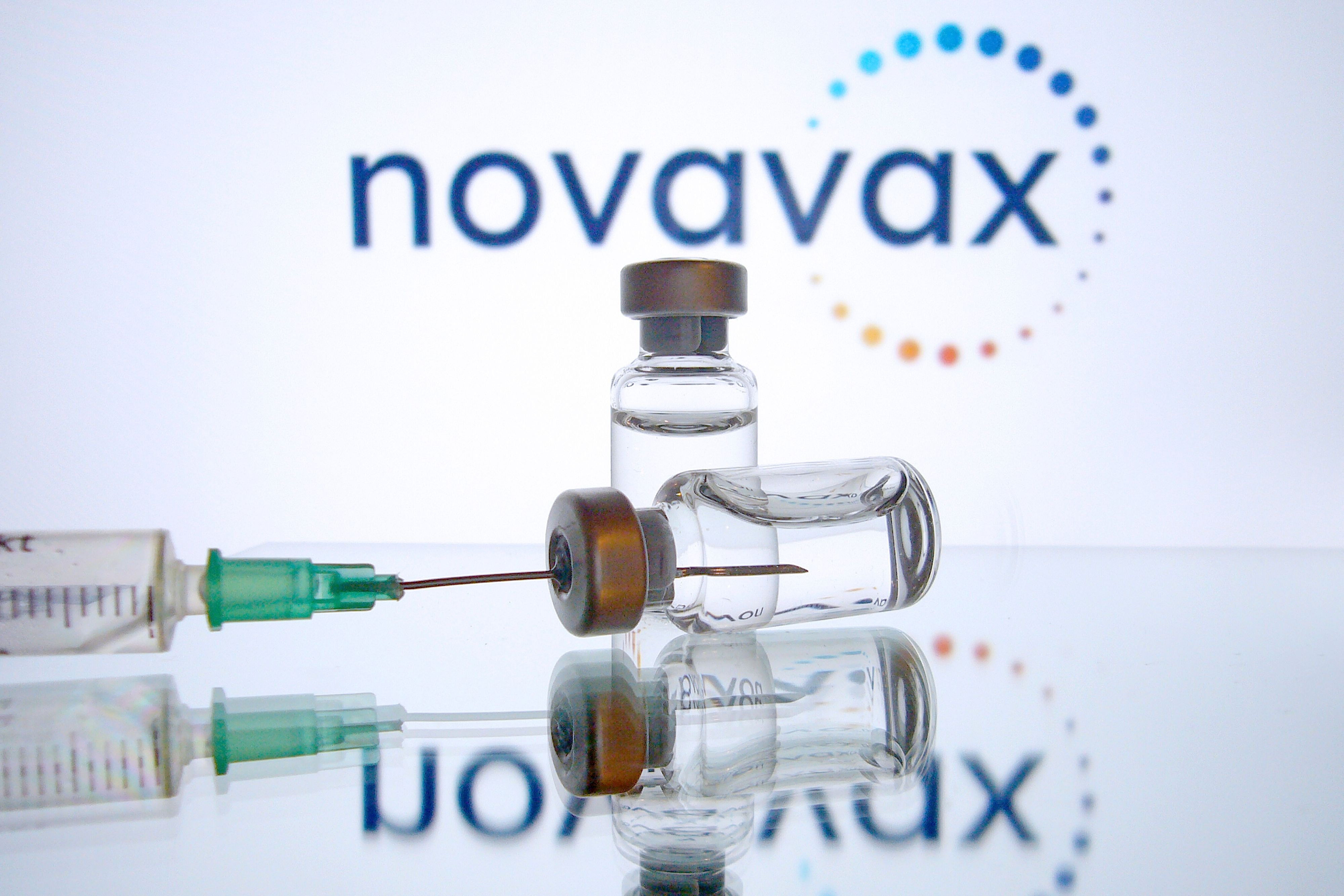 Download von www.picturedesk.com am 15.02.2022 (13:05).  Themed picture-novavax dead vaccine. Novavax Announces Submission of Biological Approval Application in South Korea for NVX-CoV2373. Killed coronaviruses - New dead vaccine from Valneva versus Corona should work better than other vaccines. Vaccine doses with vaccine for injection with a cannula. Close up. ¬ - 20211117_PD5650 - Rechteinfo: Rights Managed (RM)