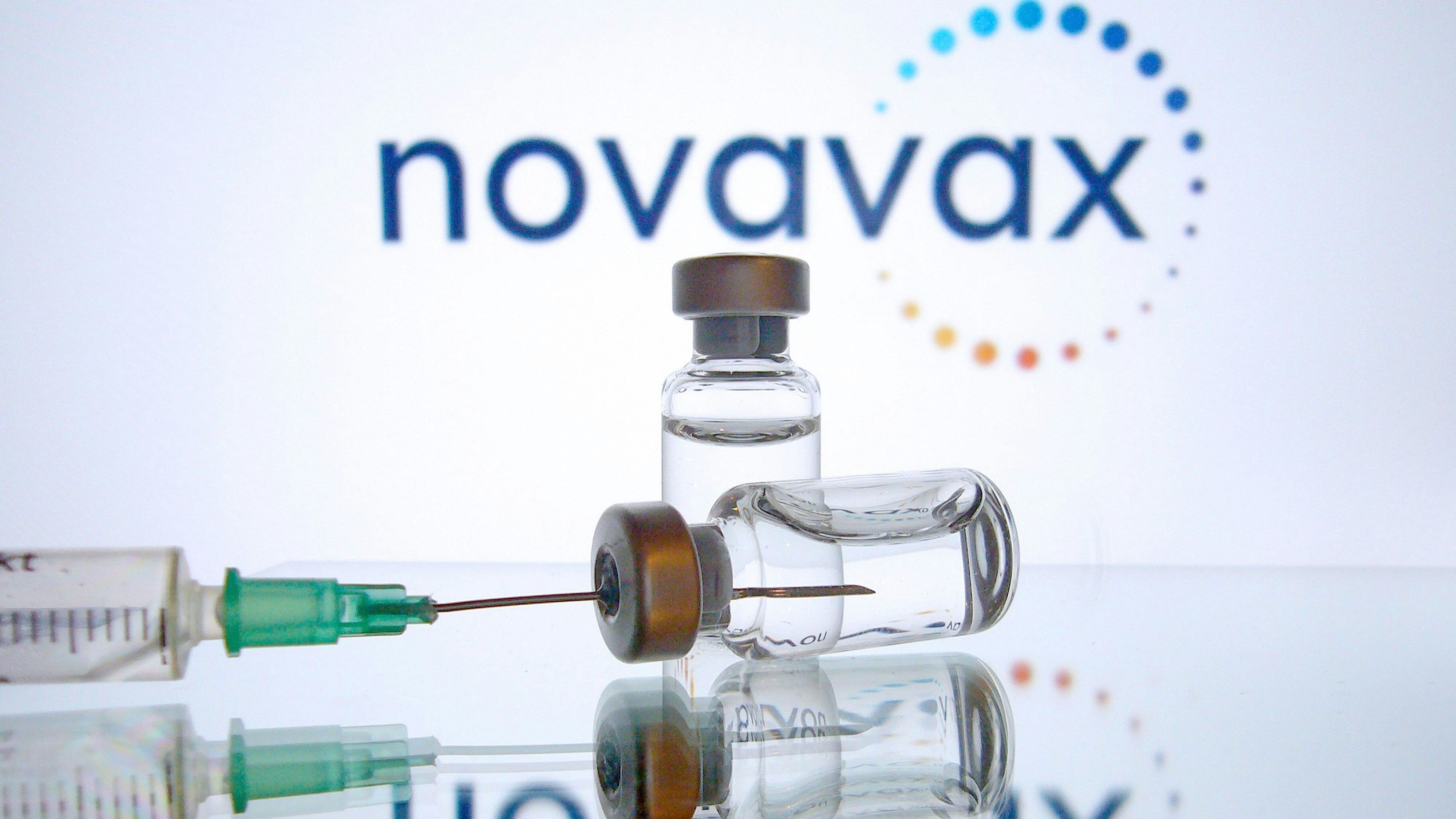 Download von www.picturedesk.com am 15.02.2022 (13:05).  Themed picture-novavax dead vaccine. Novavax Announces Submission of Biological Approval Application in South Korea for NVX-CoV2373. Killed coronaviruses - New dead vaccine from Valneva versus Corona should work better than other vaccines. Vaccine doses with vaccine for injection with a cannula. Close up. ¬ - 20211117_PD5650 - Rechteinfo: Rights Managed (RM)