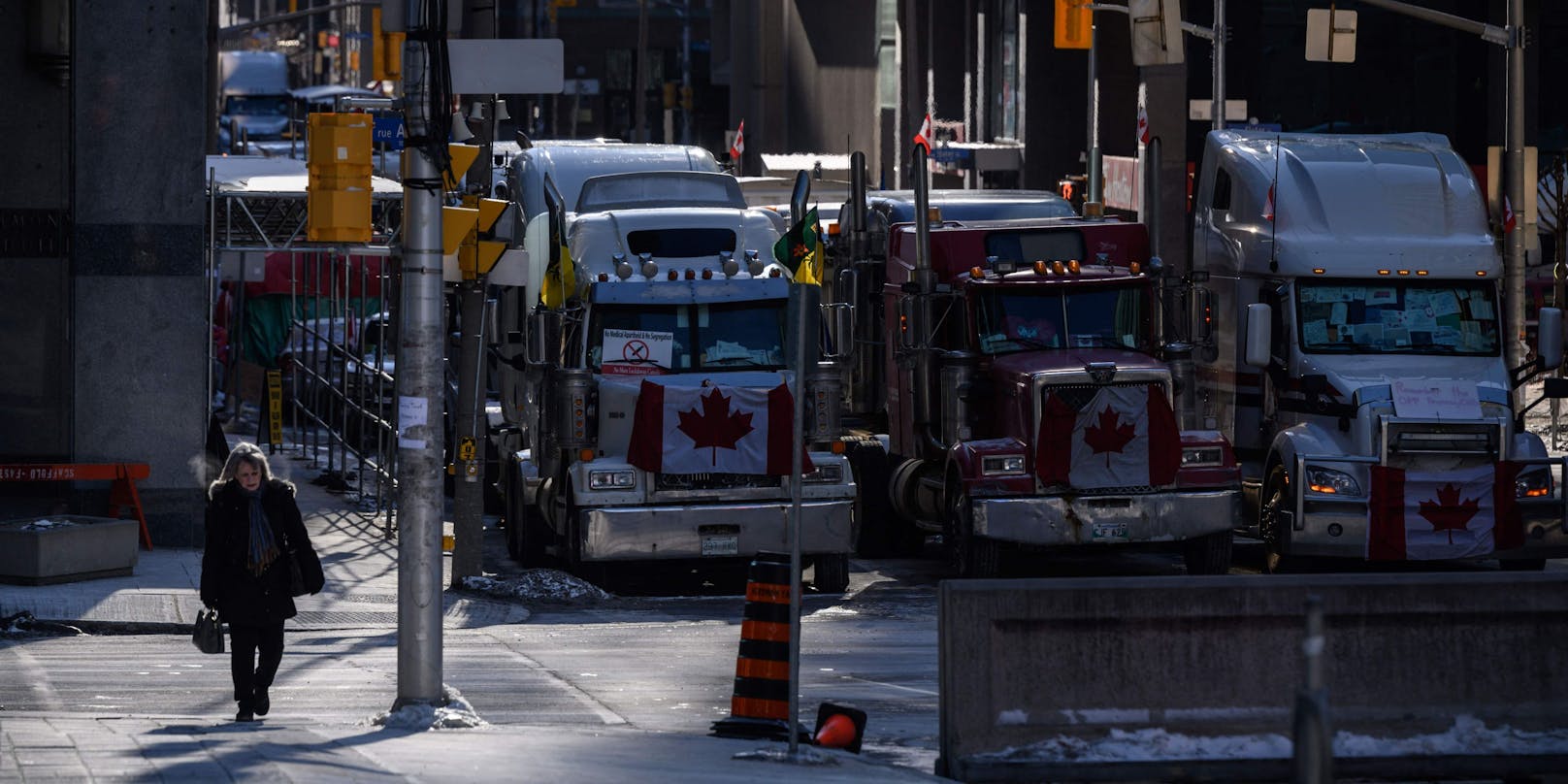 Seit Wochen blockieren Maßnahmen- und Impfgegner Teile Kanadas mit ihren Trucks. Die kanadische Regierung hat jetzt den Notstand ausgerufen.