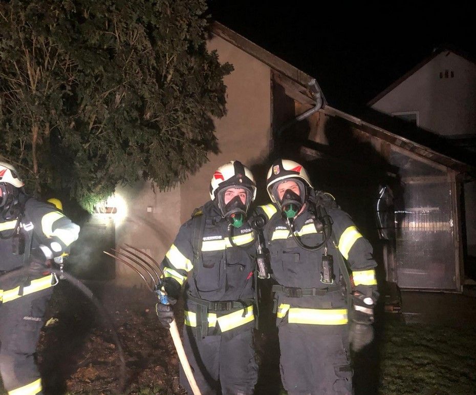 Manuel M. (31, re.) beim Einsatz, für den er die Hochzeitsnacht unterbrechen musste.