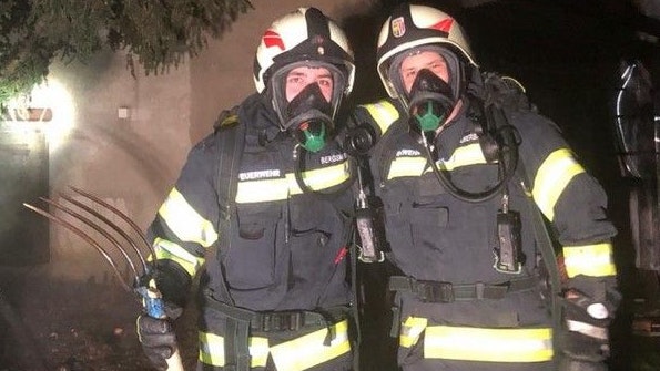 Manuel M. (re.) beim Einsatz, für den er die Hochzeitsnacht unterbrechen musste.