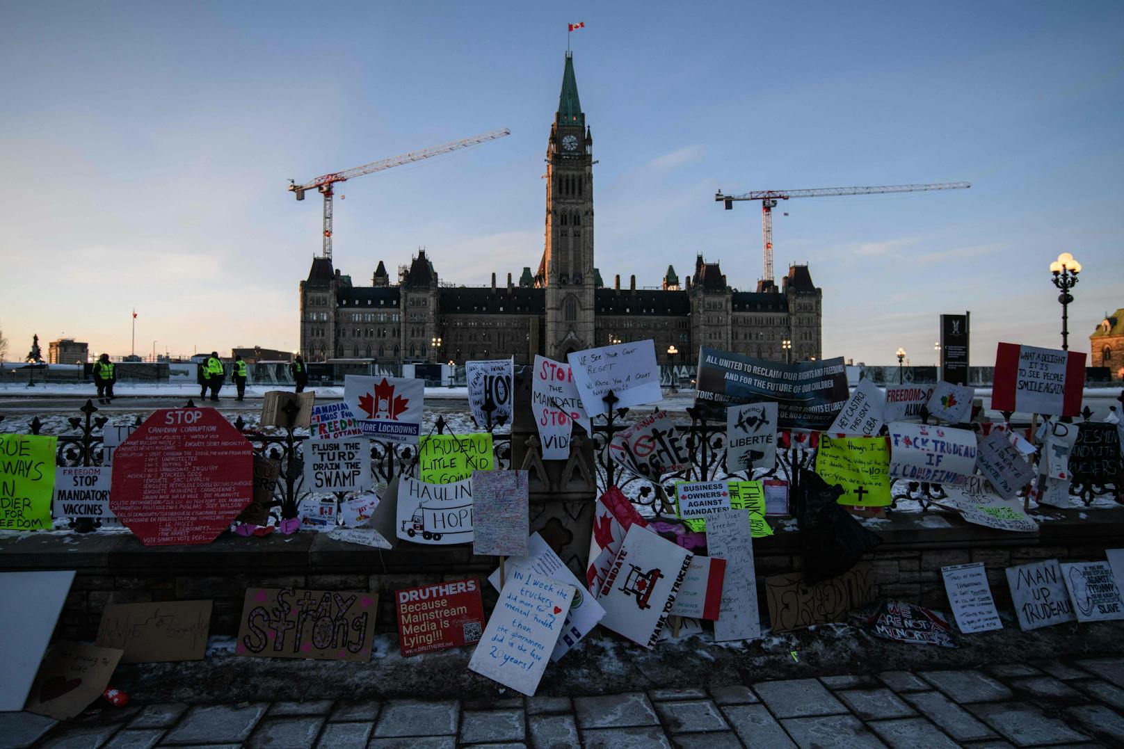 Seit Wochen hatten tausende Demonstranten aus Wut über die Corona-Beschränkungen und Impf-Vorschriften die Hauptstadt Ottawa lahmgelegt und Grenzübergänge blockiert. Jetzt will der Premier hart gegen die Demonstrierenden vorgehen.