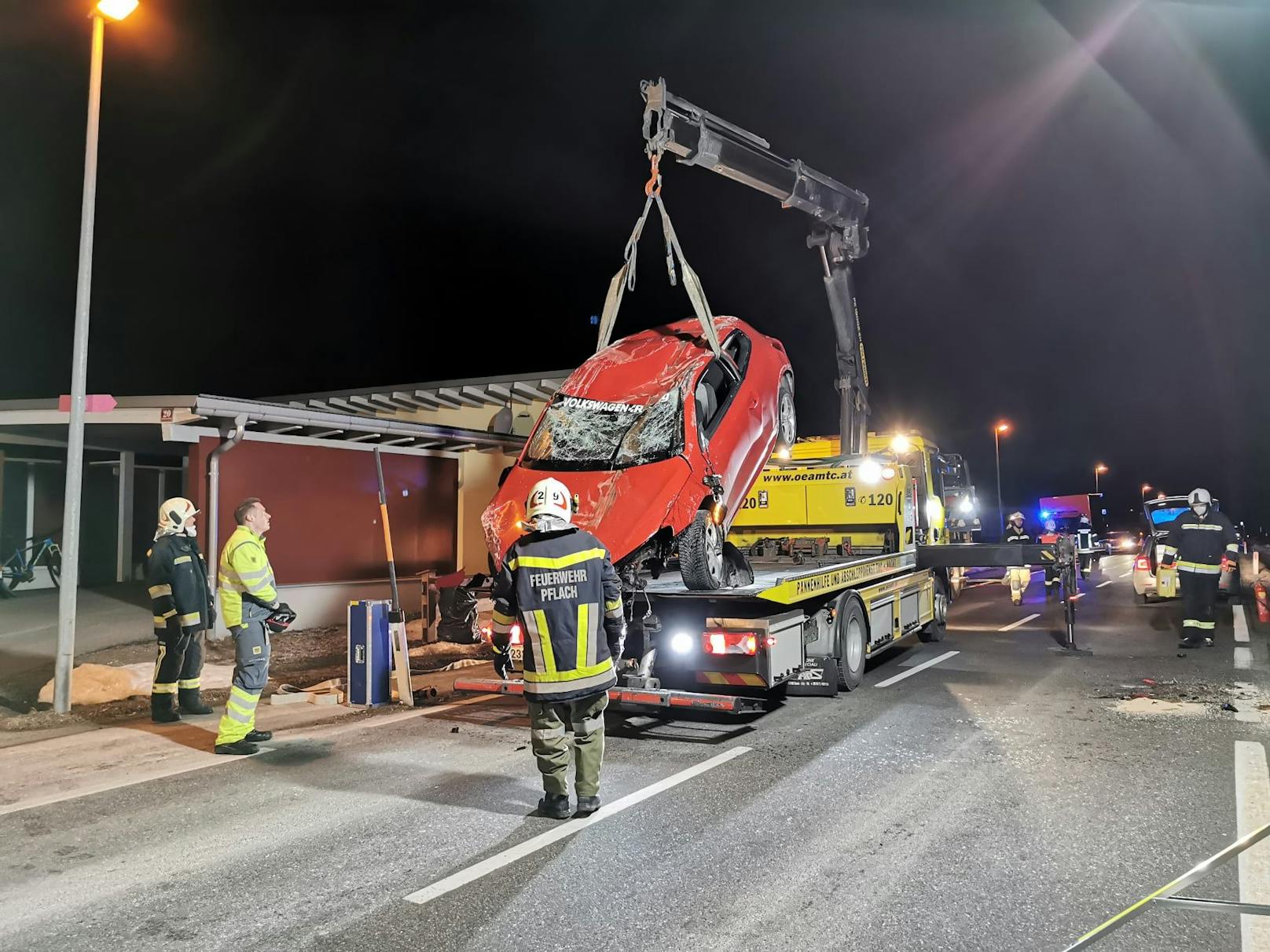 Ein 18-jähriger VW-Fahrer verlor die Kontrolle und überschlug sich. Er landete mit seinem Wagen auf einem Bahnübergang.