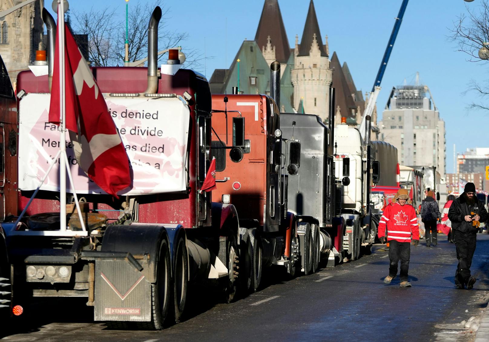 Seit Wochen hatten tausende Demonstranten aus Wut über die Corona-Beschränkungen und Impf-Vorschriften die Hauptstadt Ottawa lahmgelegt und Grenzübergänge blockiert. Jetzt will der Premier hart gegen die Demonstrierenden vorgehen.