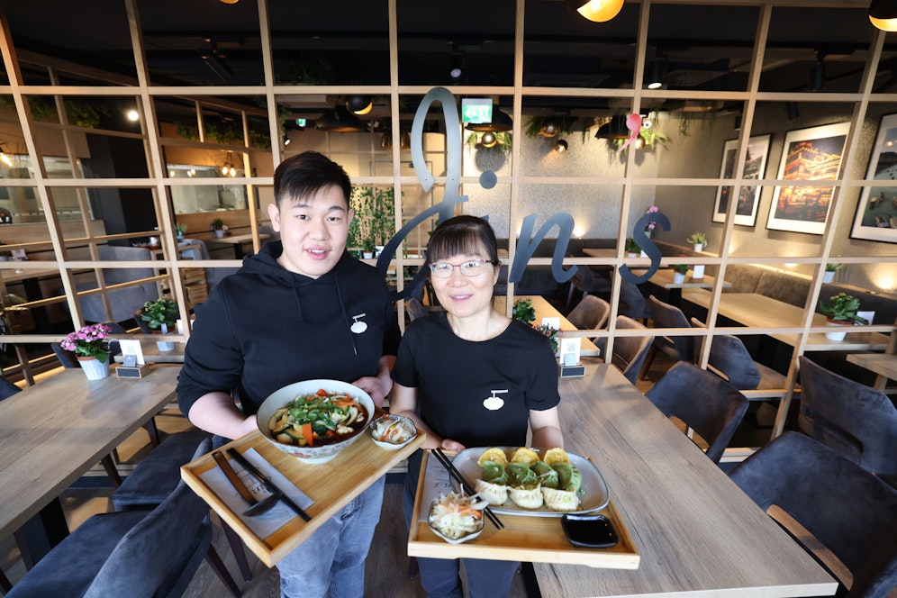 Sohn und Restaurantleiter Willi Pan mit Mama und 