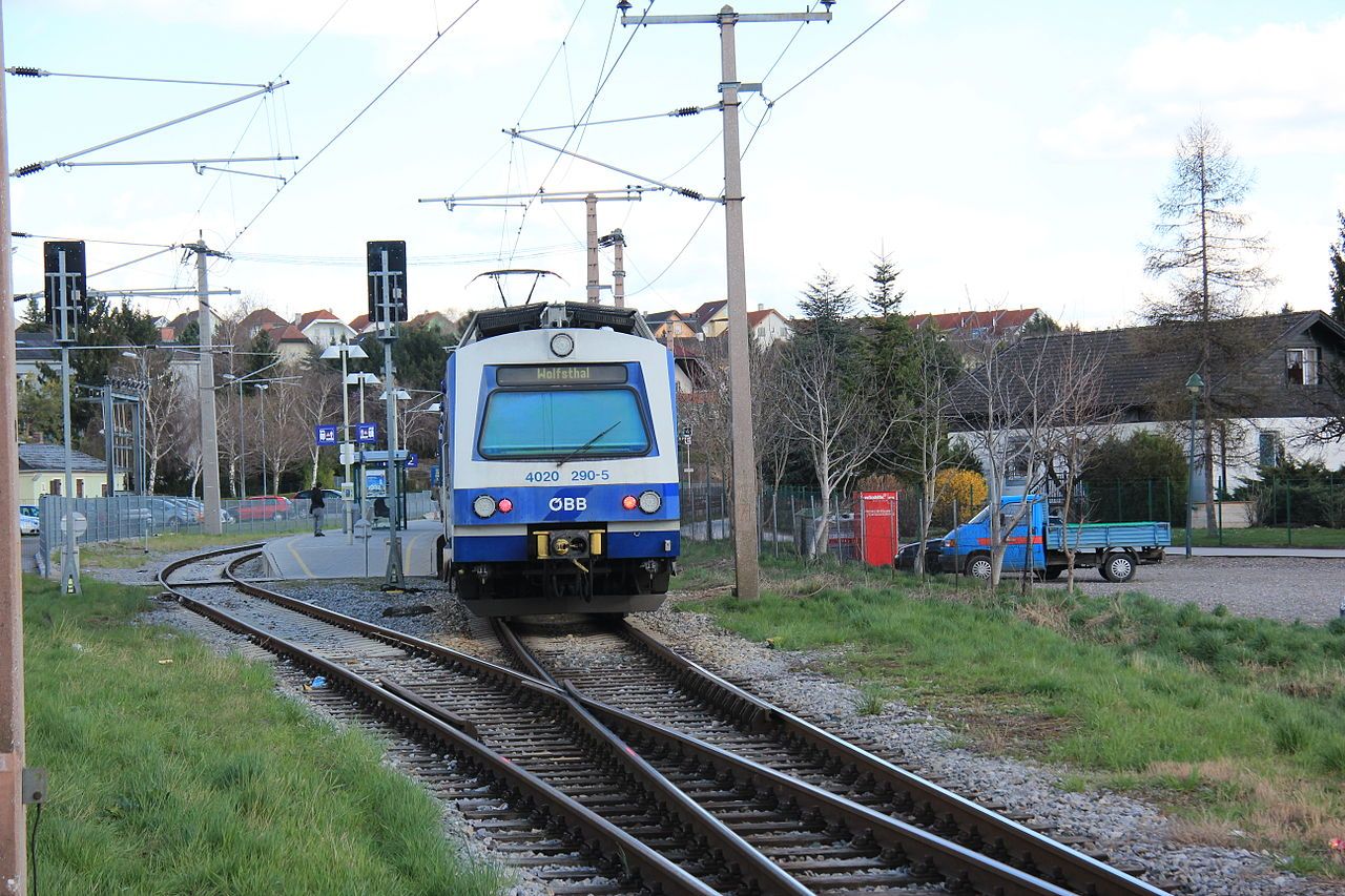Symbolfoto eines Zuges am Bahnhof in Fischamend.