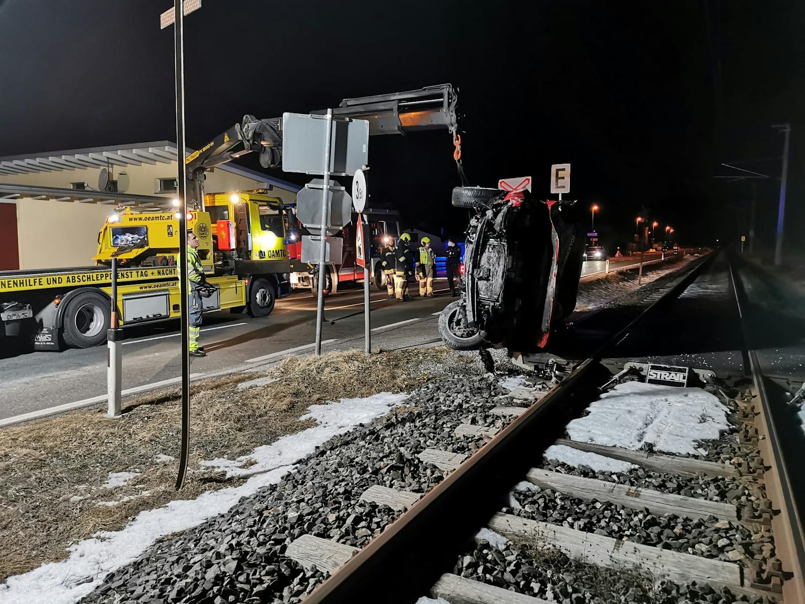 Ein 18-jähriger VW-Fahrer verlor die Kontrolle und überschlug sich. Er landete mit seinem Wagen auf einem Bahnübergang.