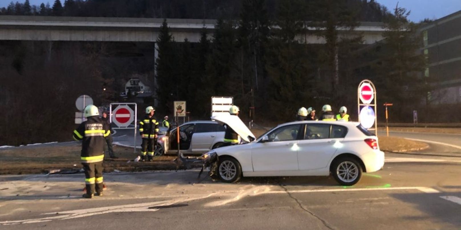 Die B 83 war bis 07:30 Uhr nur auf einer Spur befahrbar. Die FF Töschling kümmerte sich um die Aufräumarbeiten. An beiden Fahrzeugen entstand Totalschaden.