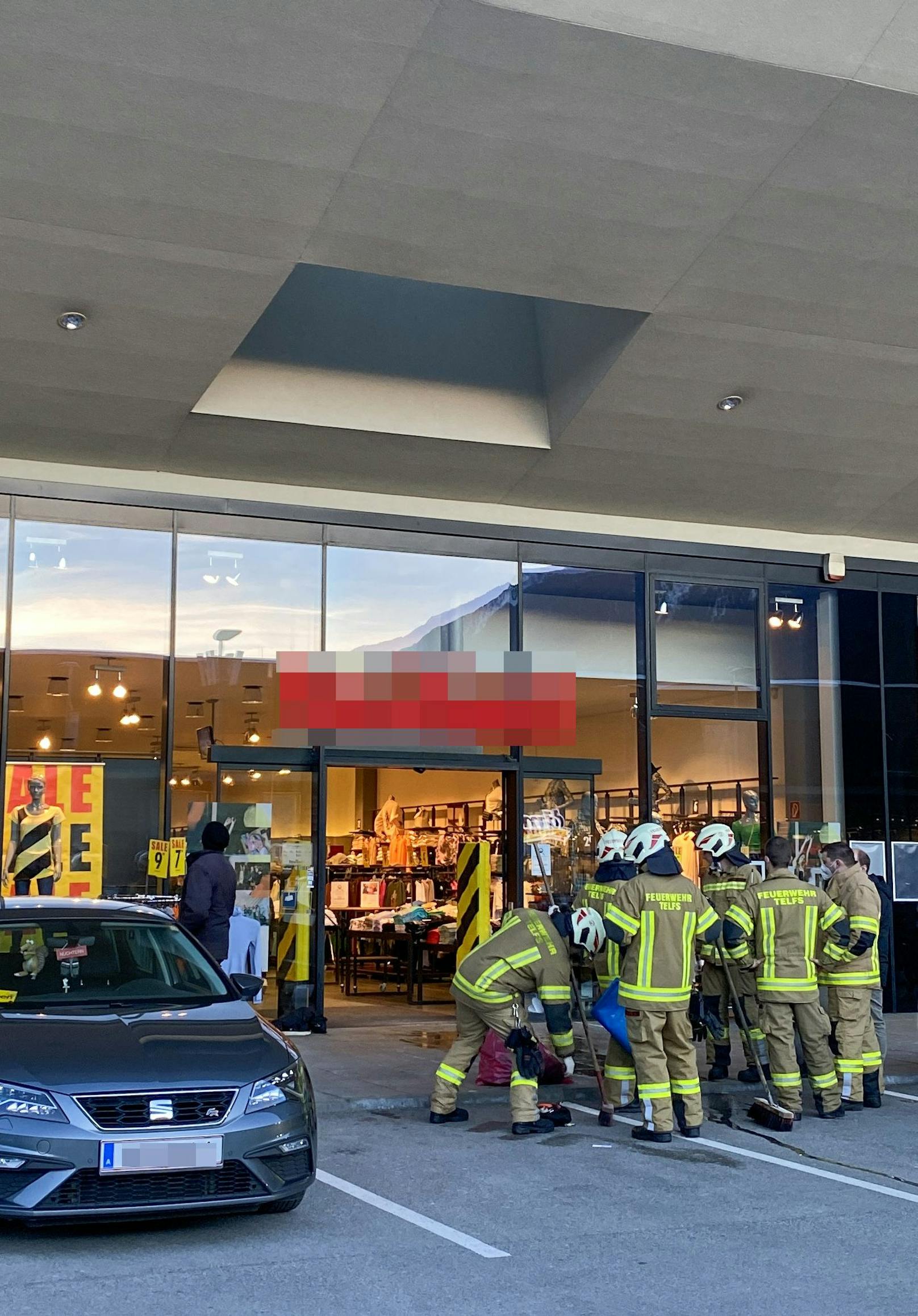 Auf den Parkplatz eines Supermarkts.&nbsp;