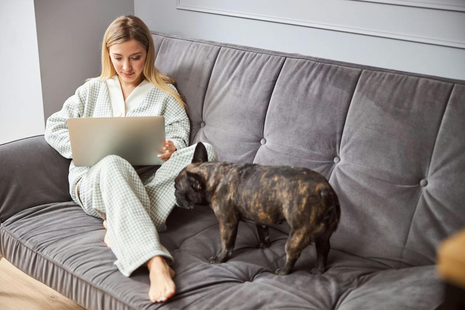 Hast du gerade deinen Eisprung oder die Tage? Dein Hund wird es schon an dir oder jemand anderem herausschnüffeln können. 