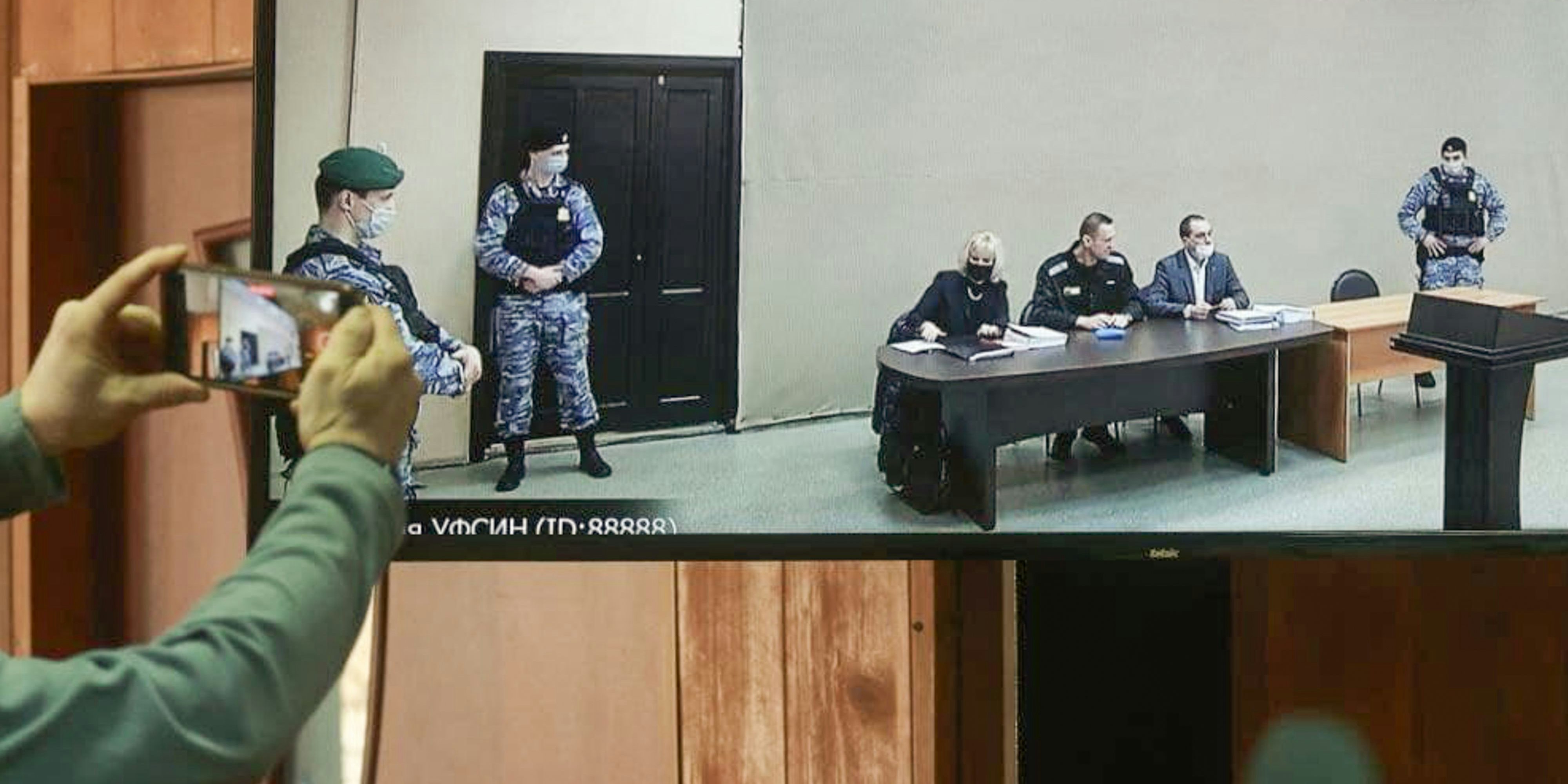 Alexej Nawalny, Präsident Putins schärfster Kritiker, ist seit einem Jahr in einem russischen Internierungslager inhaftiert.