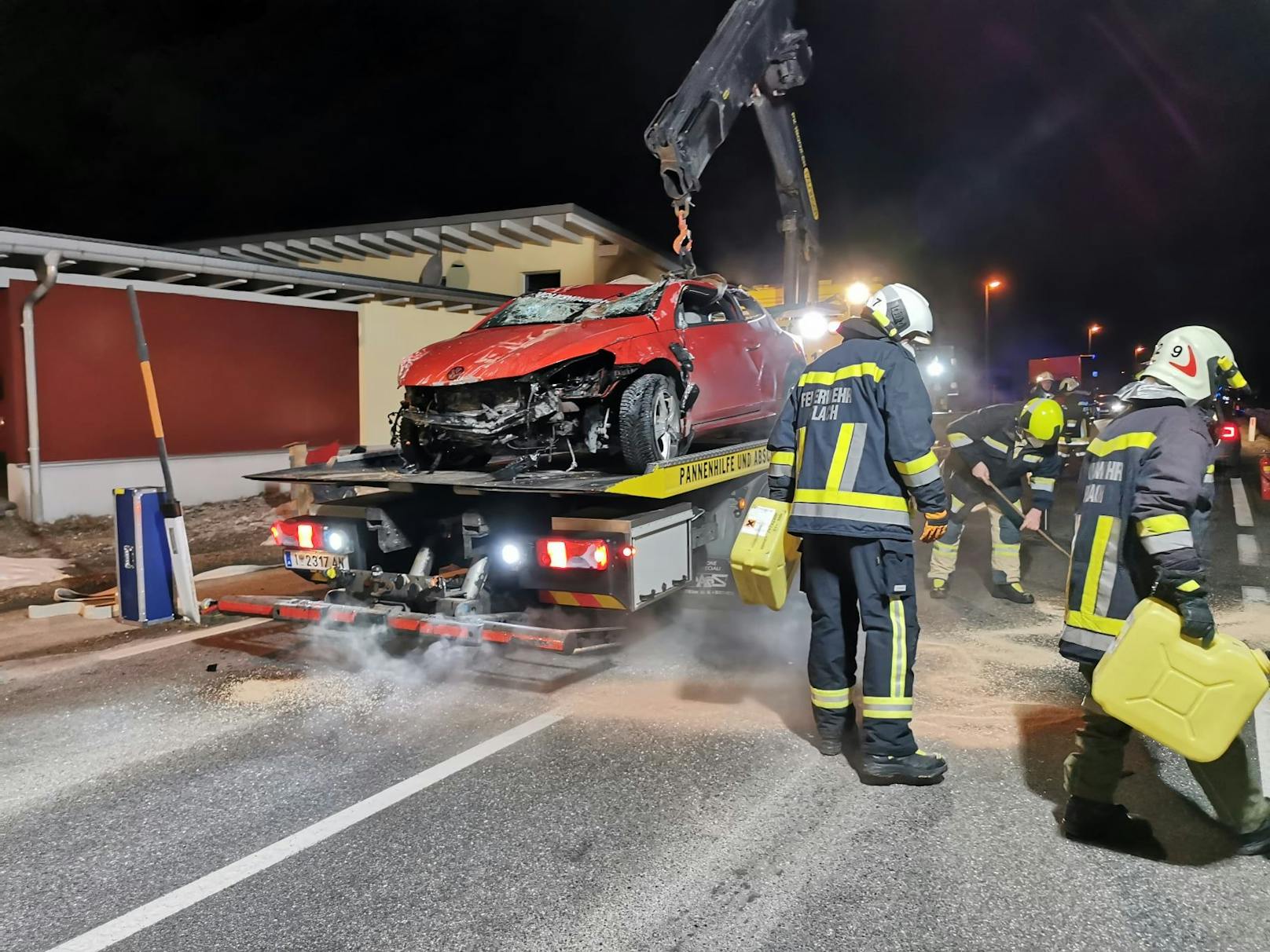 Ein 18-jähriger VW-Fahrer verlor die Kontrolle und überschlug sich. Er landete mit seinem Wagen auf einem Bahnübergang.