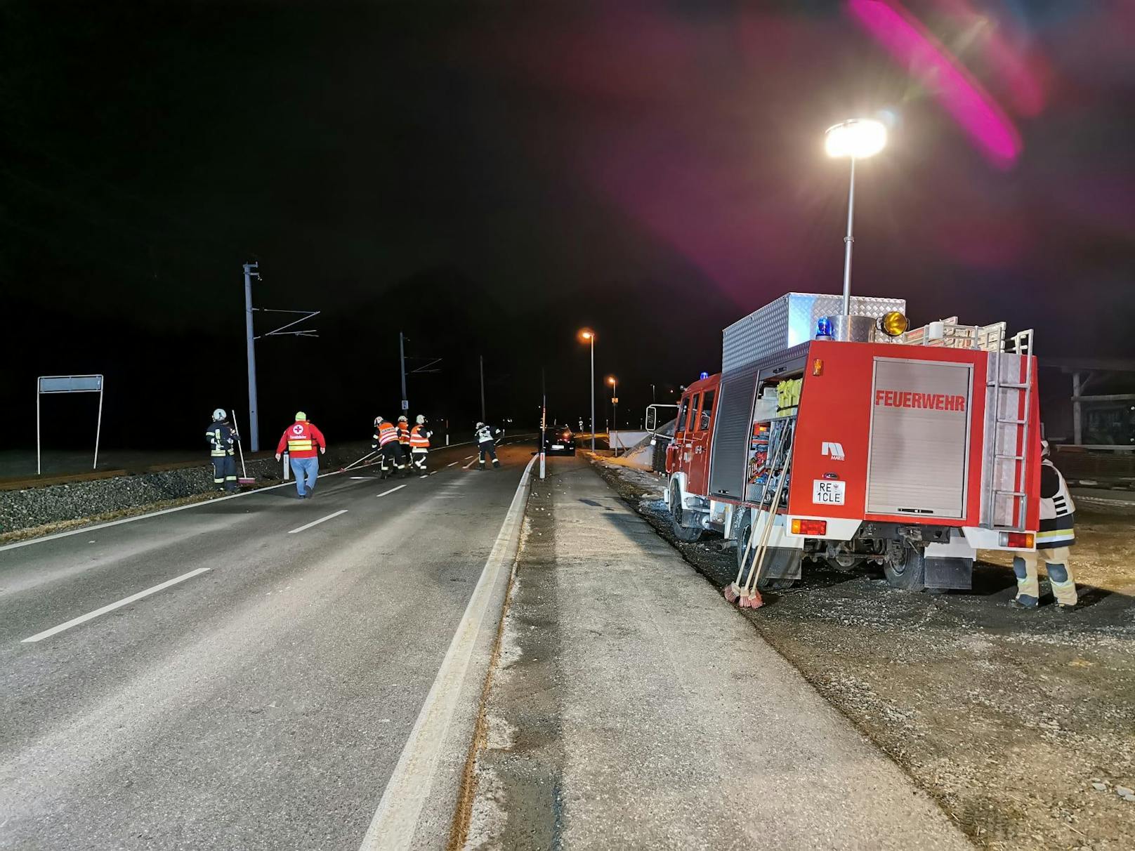 Ein 18-jähriger VW-Fahrer verlor die Kontrolle und überschlug sich. Er landete mit seinem Wagen auf einem Bahnübergang.