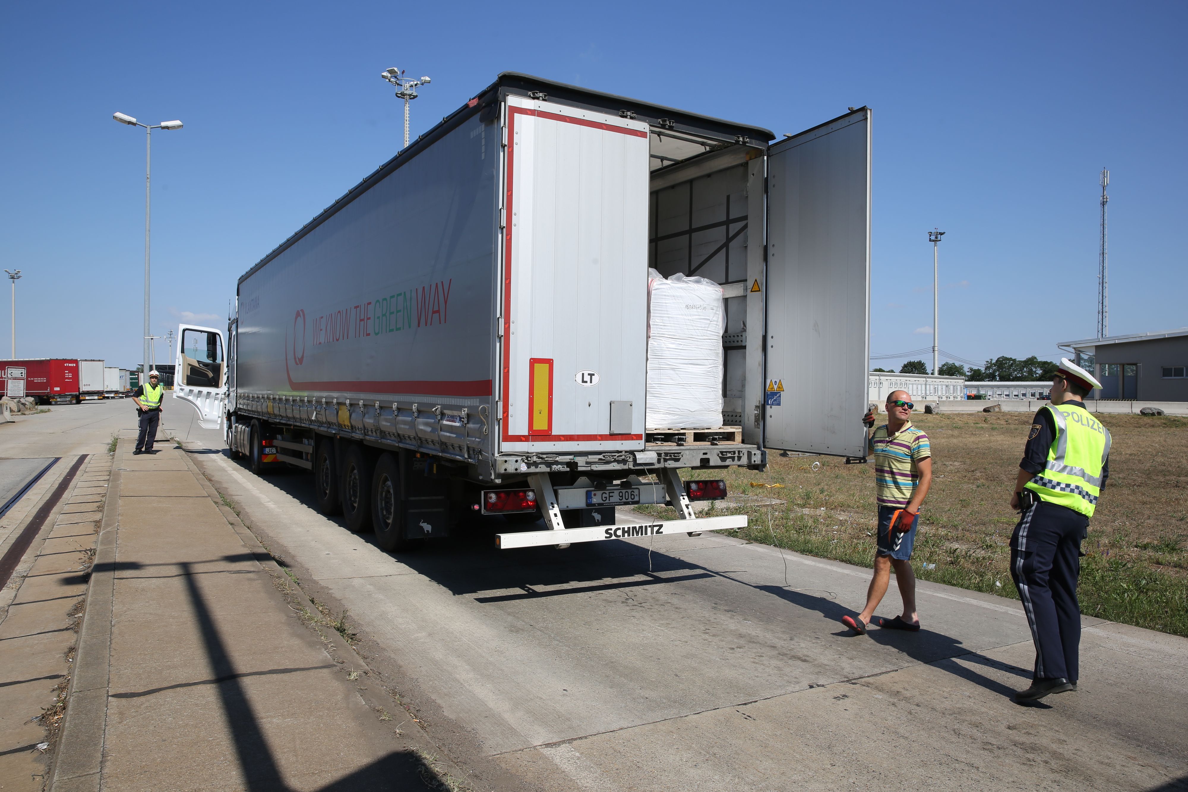 Immer wieder führt die Polizei am Grenzübergang Nickelsdorf Kontrollen wegen möglicher Schlepperei durch. Archiv- und Symbolbild. 