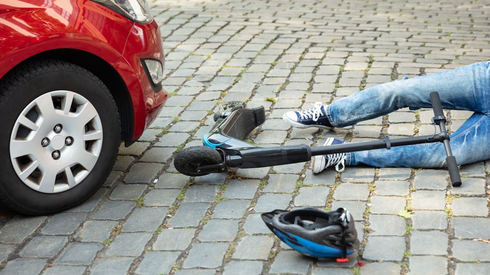 Der Mann krachte mit seinem E-Roller gegen ein Auto.