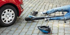 Auto und E-Roller crashen – Scooter-Fahrer flüchtet