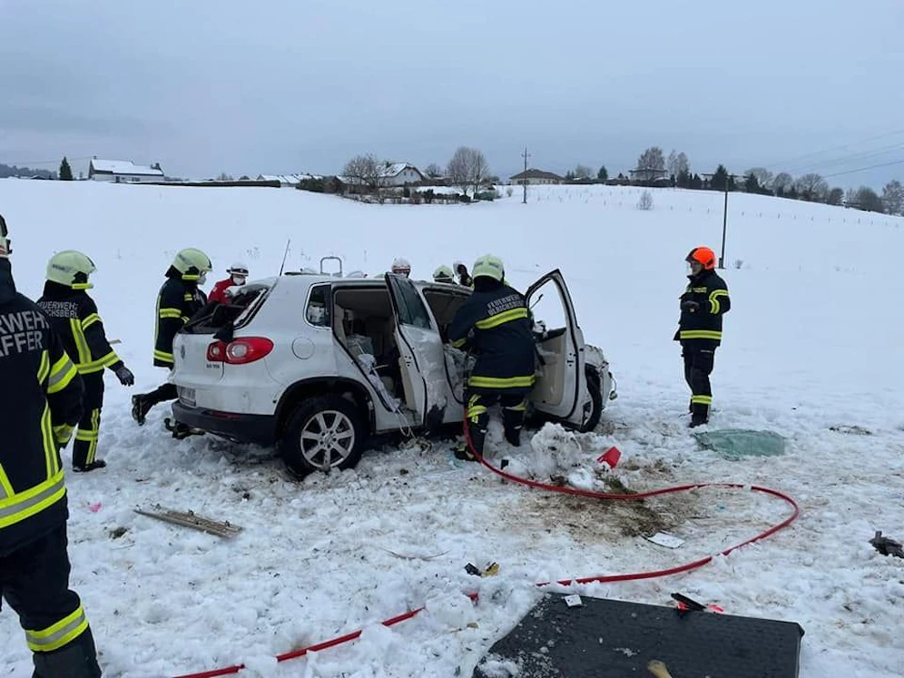 Der Mann überschlug sich mit seinem Pkw mehrmals, verstarb später im Spital.