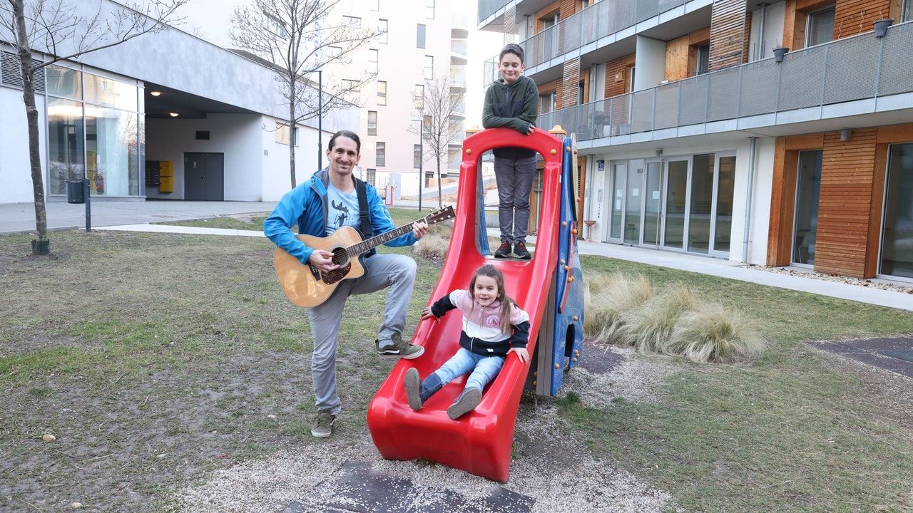 Elementarpädagoge Peter S. mit seinen Kindern Rafael (9) und Miriam (5) zuhause in Simmering.