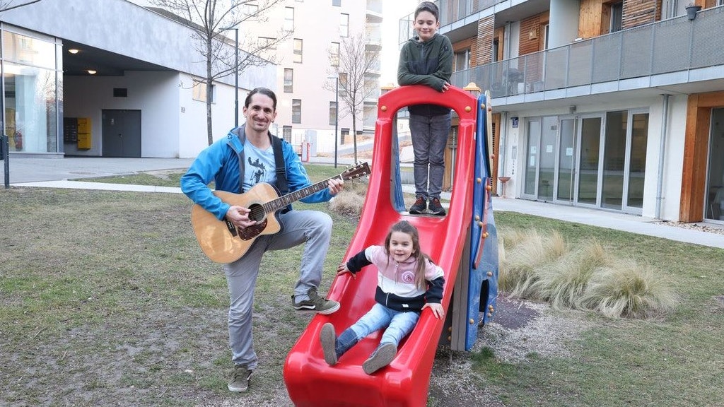 Kindergärtner Peter Franz Suntinger mit seinen Kindern Rafael (9) und Miriam (5) zuhause in Simmering.