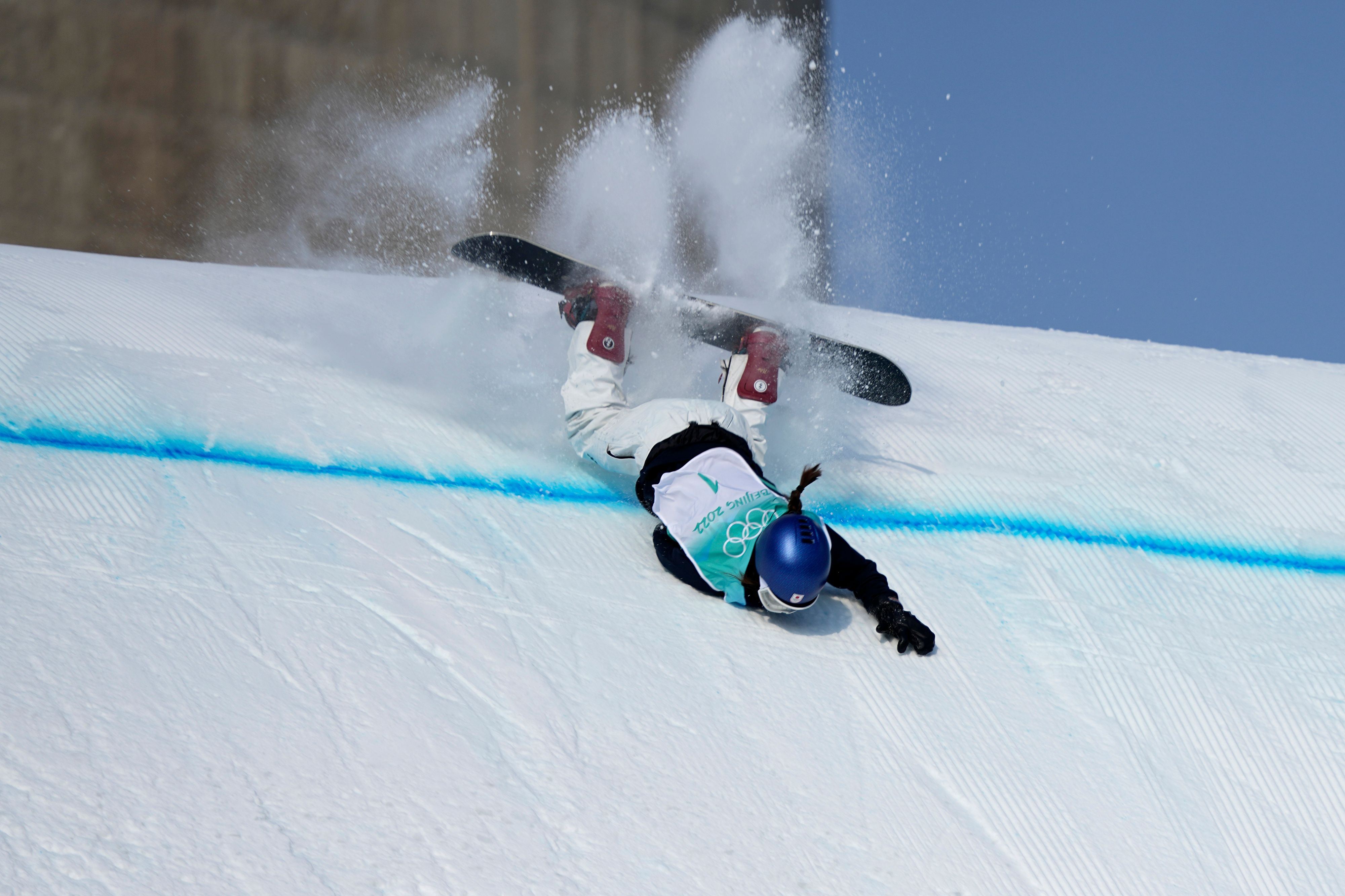 Miyabi Onitsuka kommt zu Sturz. 