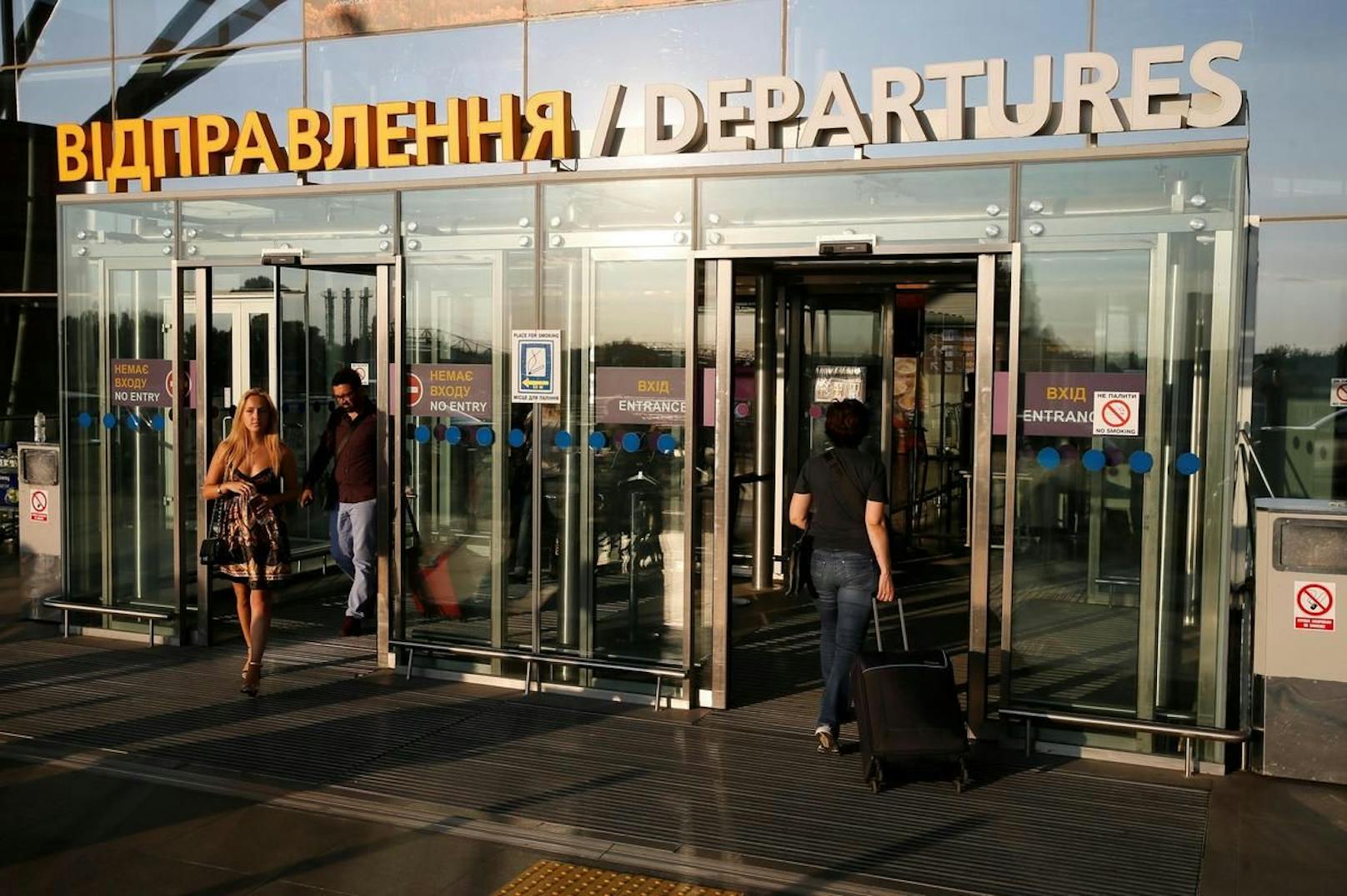 "Es ist das Klügste, die Ukraine jetzt zu verlassen. Ich gehe, weil ich um mein Leben fürchte", sagt ein marokkanischer Unternehmer am Kiewer Flughafen.