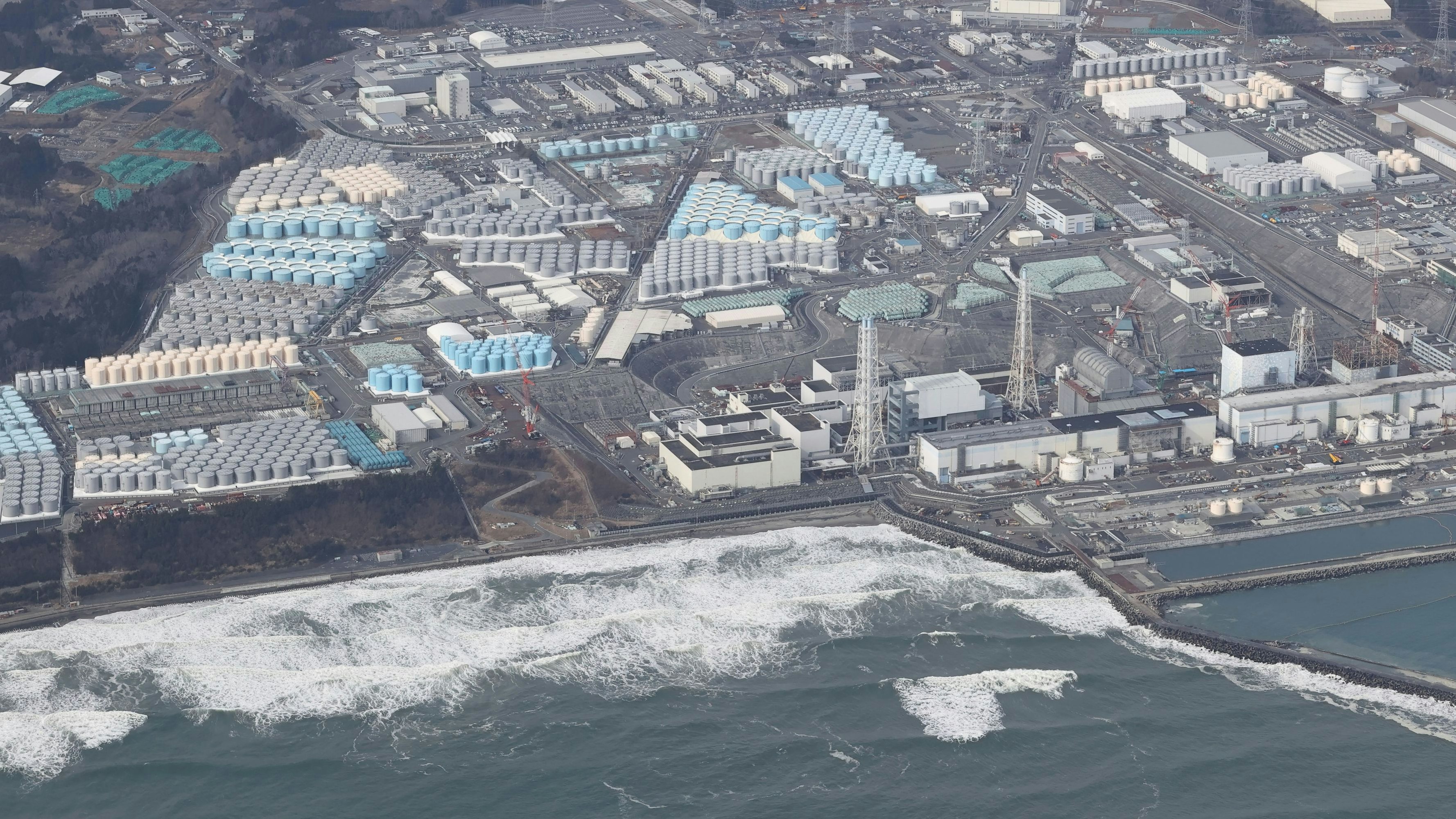 Download von www.picturedesk.com am 15.02.2022 (16:16).  An aerial photo shows the Fukushima No. 1 Nuclear Power Plant operated by TEPCO (Tokyo Electric Power Co.) in Okuma town, Fukushima Prefecture on Feb. 12, 2022, one month before the 11th anniversary of the Great East Japan Earthquake and the following tsunami. TEPCO has decommissioned the crippled nuclear power plant. ( The Yomiuri Shimbun via AP Images ) - 20220212_PD4769 - Rechteinfo: Rights Managed (RM)