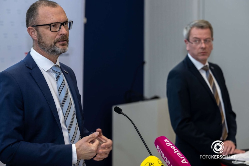 Polizeipräsident Andreas Pilsl und LKA-Chef Gottfried Mitterlehner präsentieren Kriminalstatistik