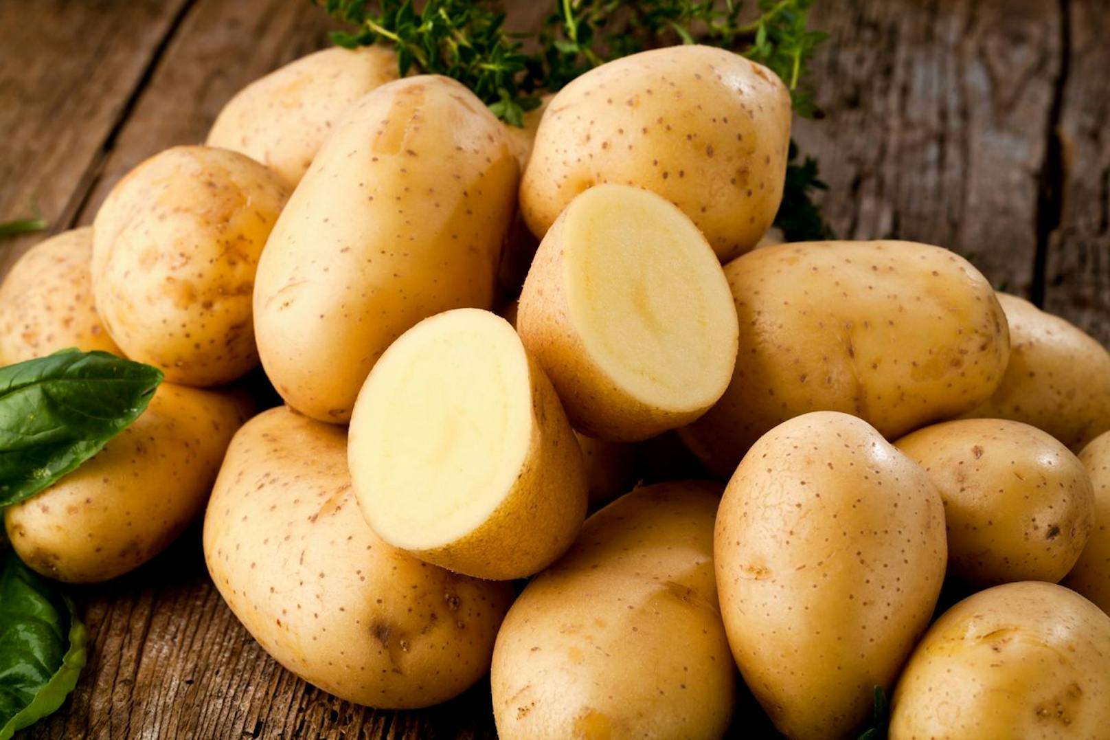 Alte Kartoffeln wirken gut gegen stark verschmutzte oder eingebrannte Töpfe und Pfannen. Mit ein wenig Salz kann eine halbierte Kartoffel dank der enthaltenen Stärke Verfärbungen entfernen. 