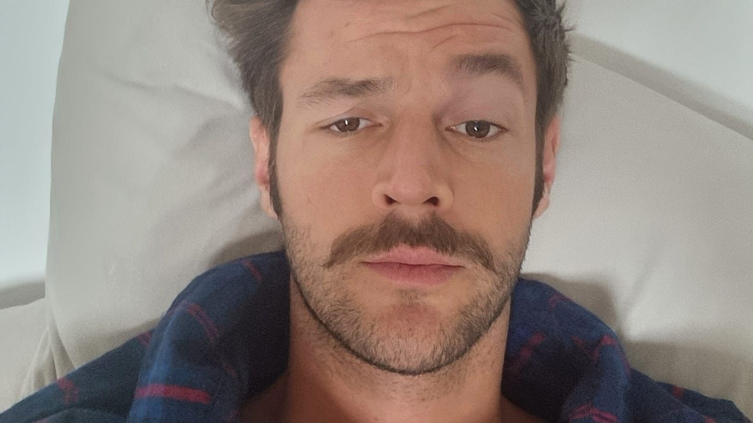 Paul Pizzera liegt mit Corona im Bett