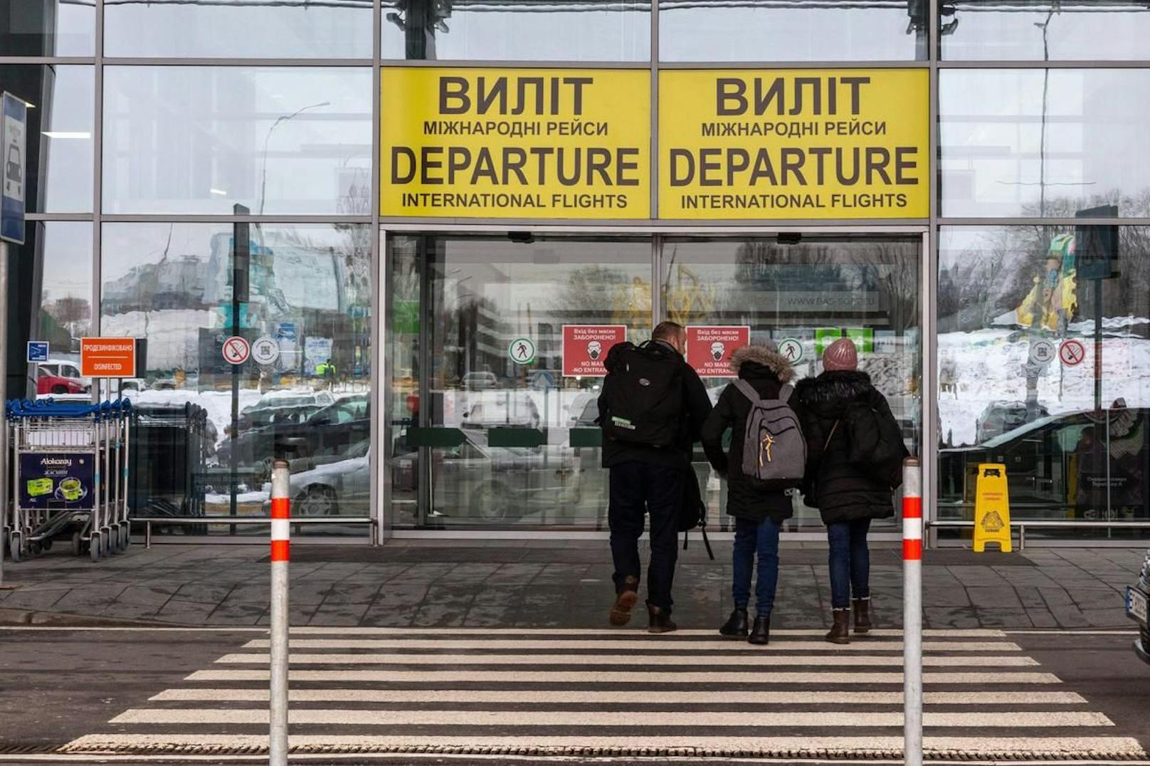 Das Verlassen des Landes könnte schon bald schwierig werden. Die niederländische Fluggesellschaft KLM stellte am Wochenende bereits den Flugverkehr mit der Ukraine ein.