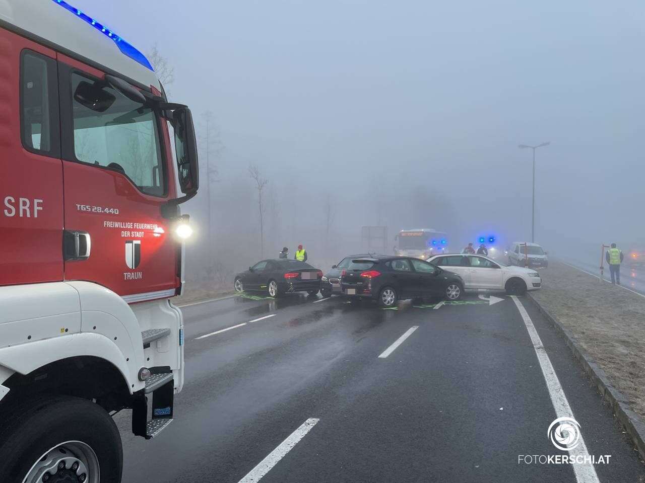16 Fahrzeuge waren in den Verkehrsunfall involviert.