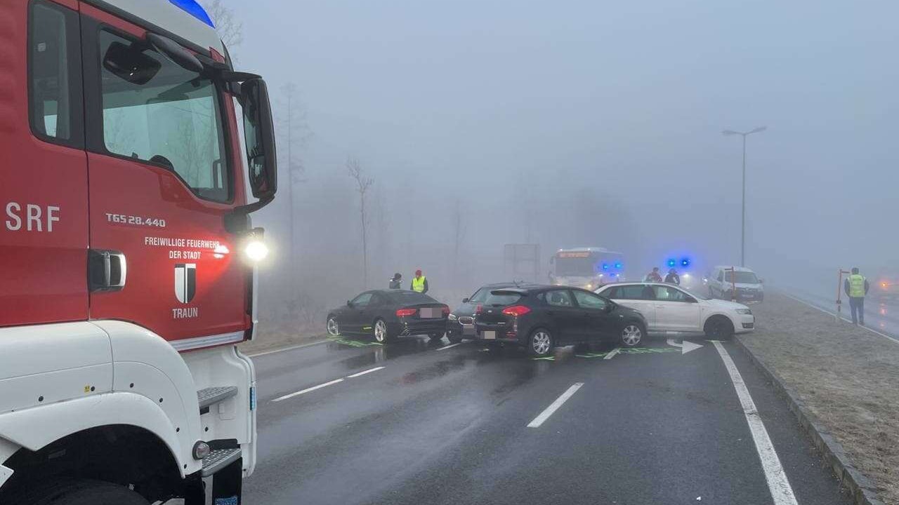 16 Fahrzeuge in Verkehrsunfall verwickelt