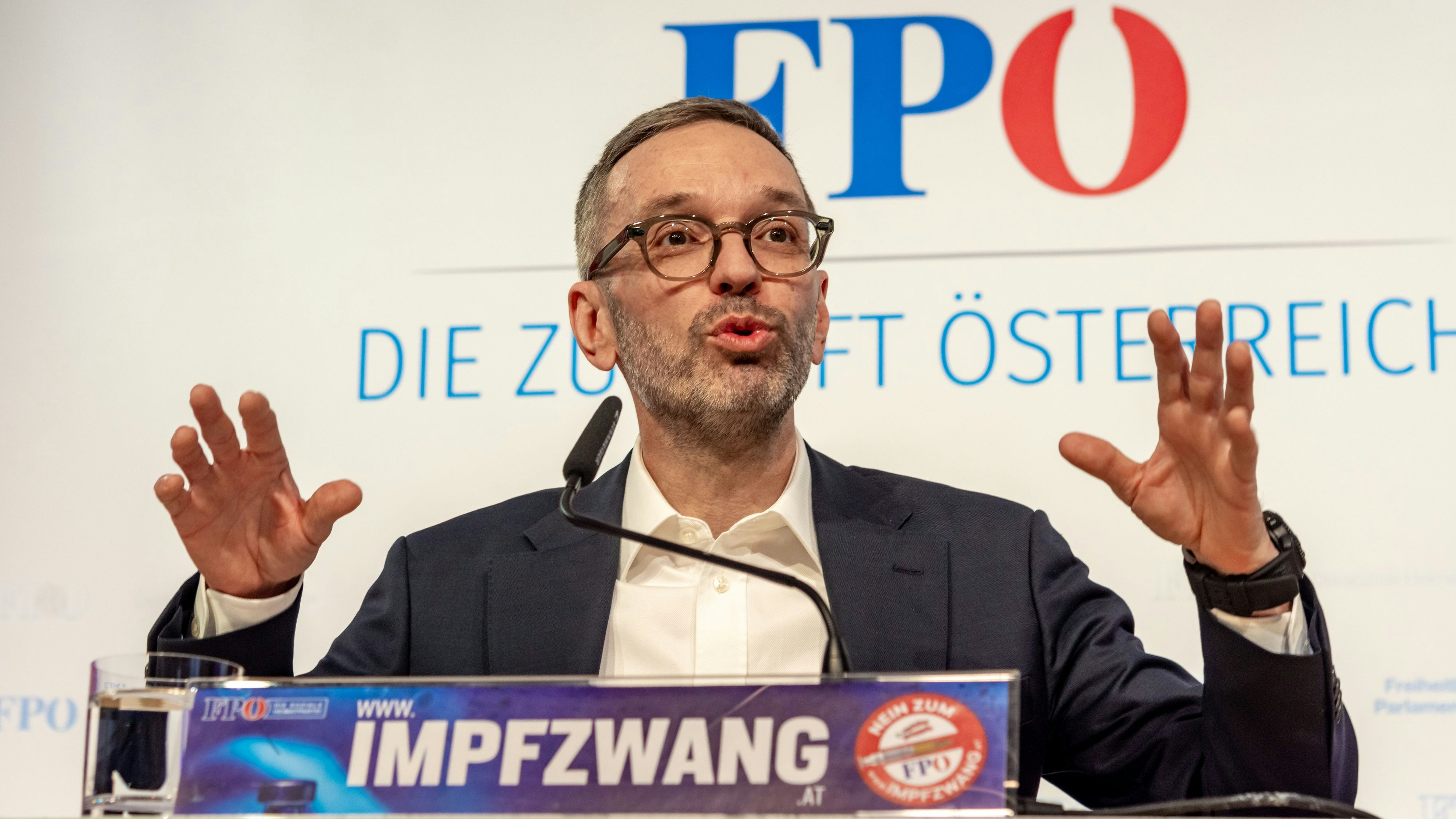 Download von www.picturedesk.com am 16.02.2022 (11:53).  VIENNA, AUSTRIA - JANUARY 26: Chairman of the FPOe parliamentary group and federal party chairman Herbert Kickl during the press conference -compulsory vaccination - Austria defends itself-in the FPOe Media Center on January 26, 2022 in Vienna, Austria WIEN, OESTERREICH - 26. JAENNER: Geschaeftsfuehrender Klubobmann der FPOe-Fraktion und Bundesparteiobmann Herbert Kickl waehrend der Pressekonferenz .-Impfzwang - Oesterreich wehrt sich- im FPOe Medienzentrum am 26. Jaenner 2022 in Wien, Oesterreich220126_SEPA_17_051 - 20220126_PD7393 - Rechteinfo: Rights Managed (RM)