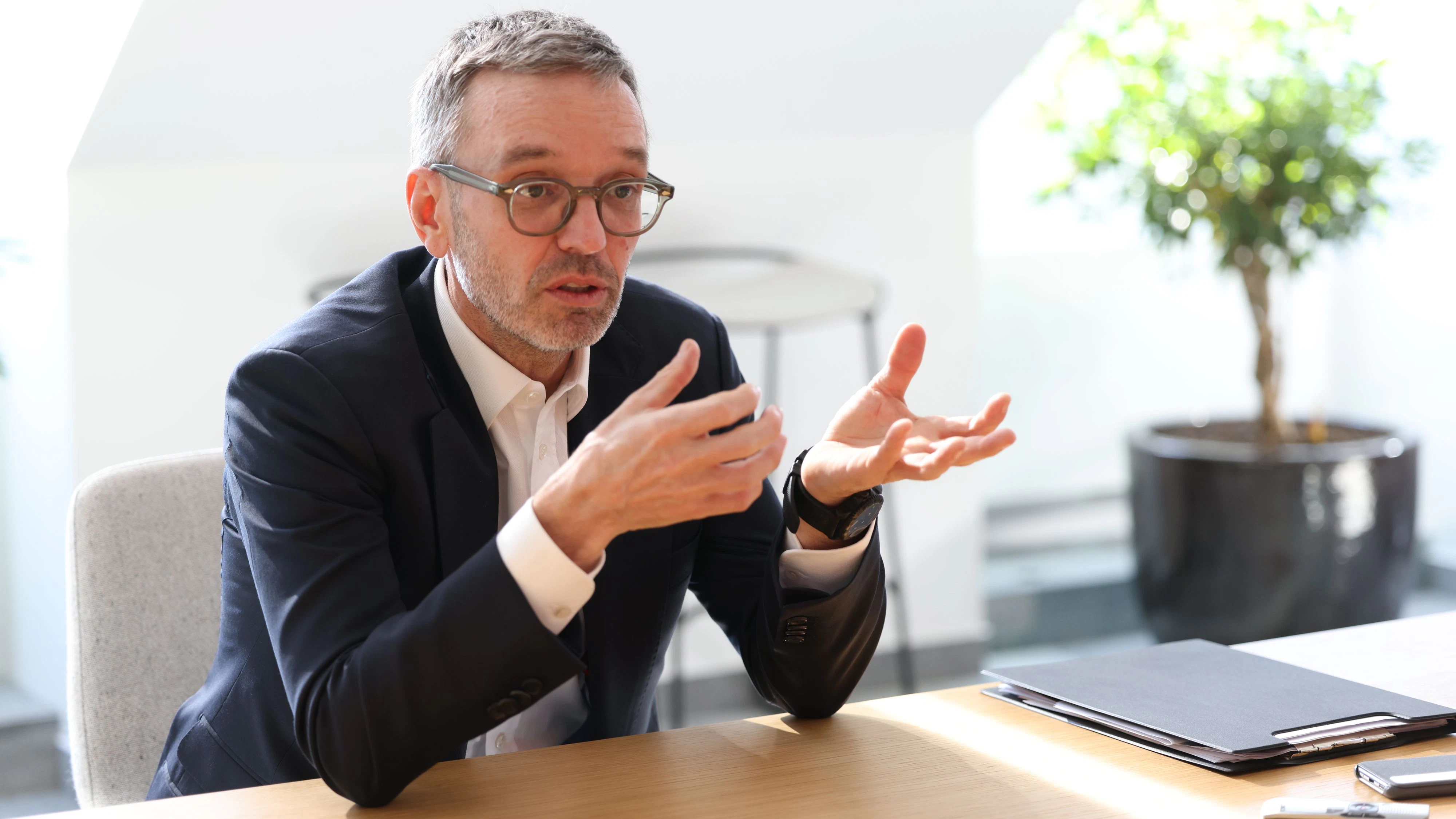 Herbert Kickl zu Besuch in der "Heute"-Redaktion: Die Lockerungen sieht er als "Genugtuung für alle, die verunglimpft wurden".