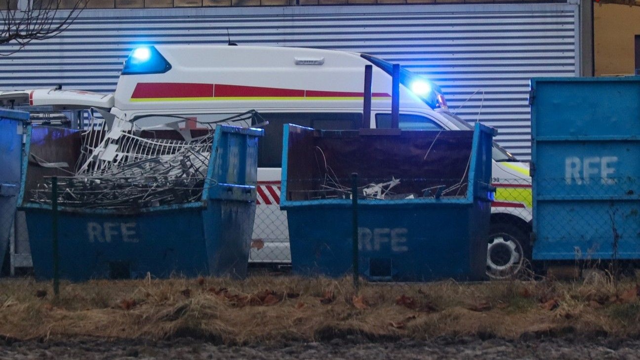 19-Jähriger mit Hand in Maschine, Teil von Finger weg