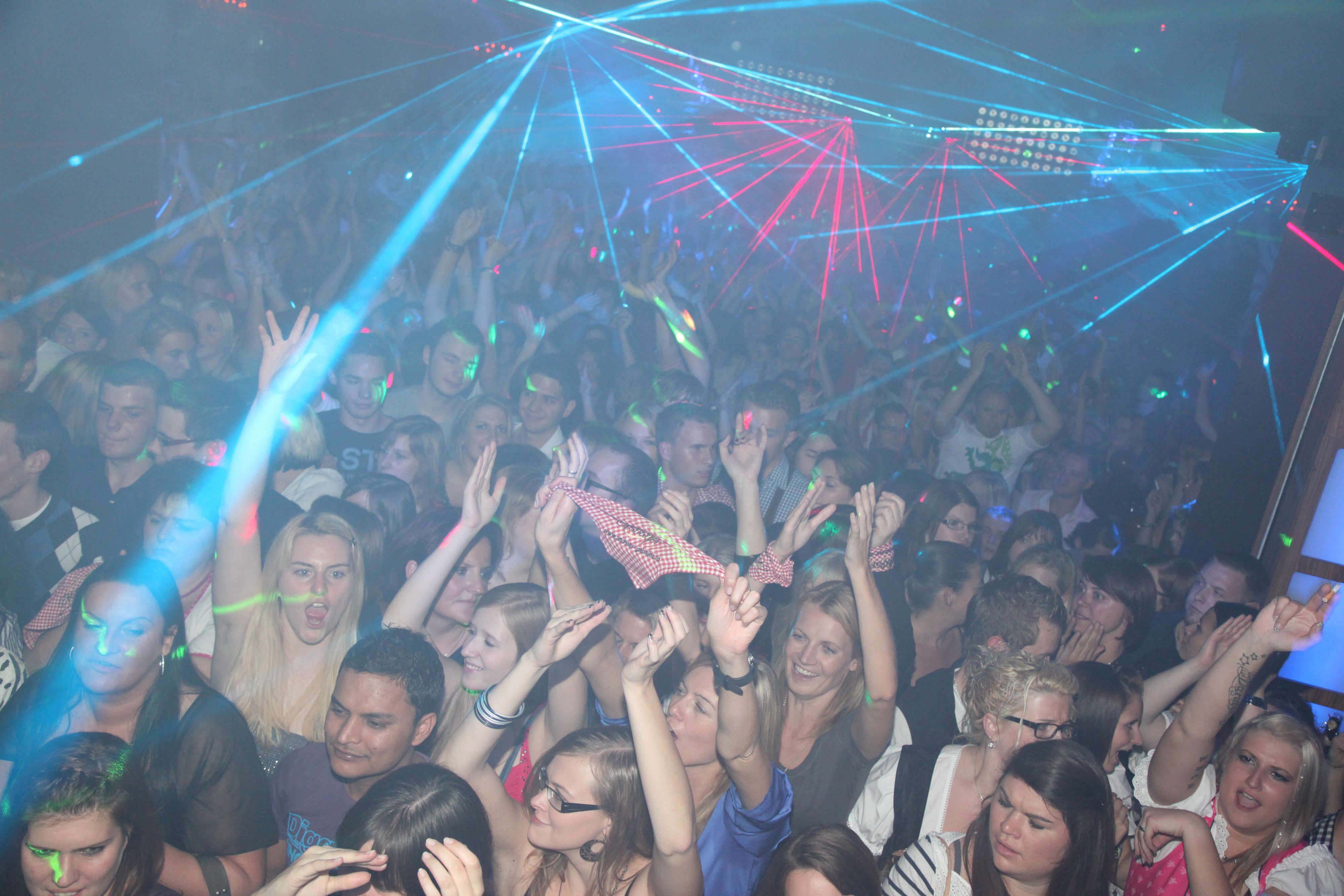 Am 5. März wird in Österreichs Nachtgastro wieder abgefeiert. In Wien jedoch nur mit 2G oder 2Gplus-Regel. Die Freiheitliche Wirtschaft Niederösterreich lädt feierlaunige Wiener nach NÖ ein und sieht Bürgermeister Ludwig als 